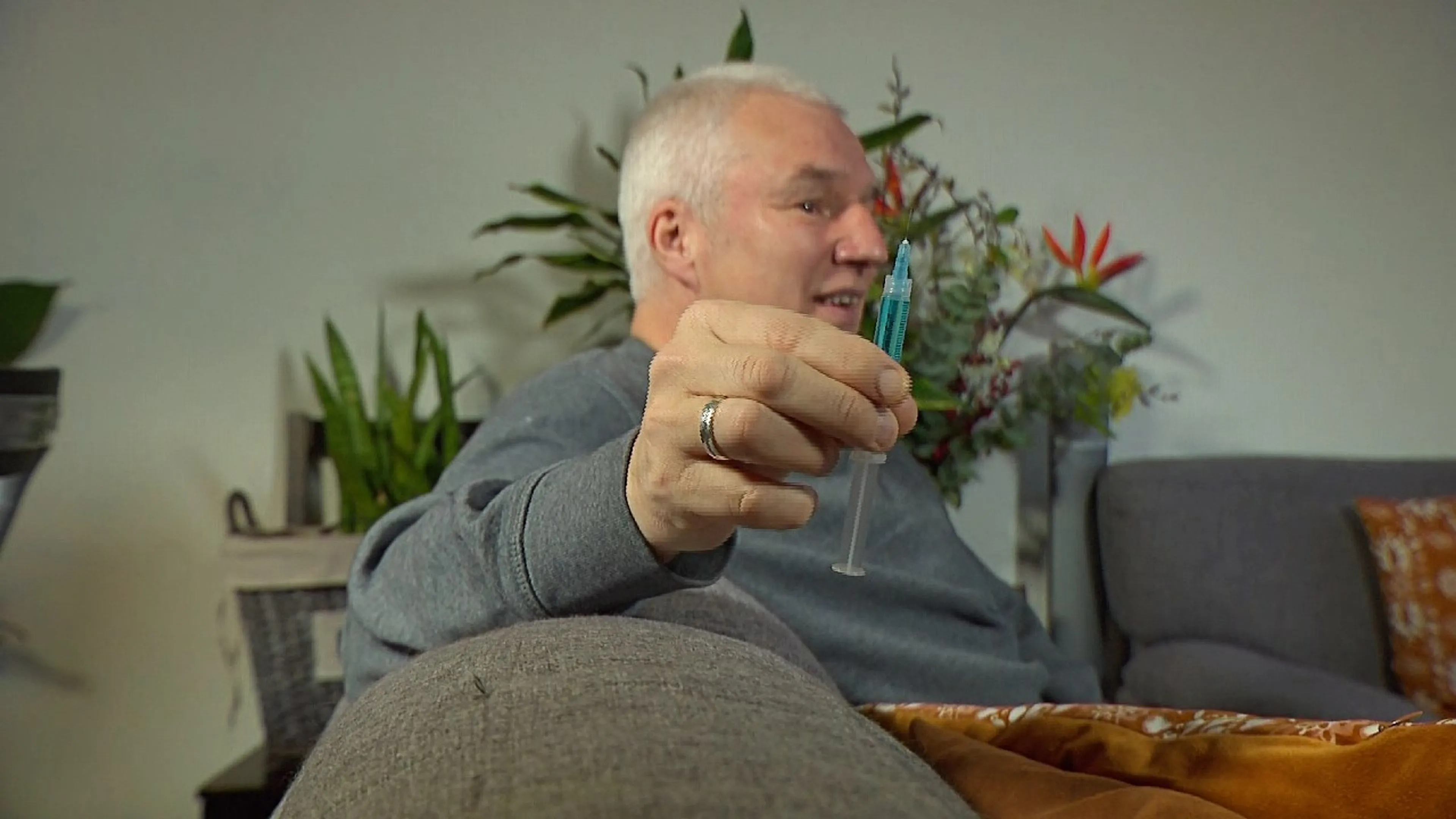 Peter is doodsbang voor naalden, maar wil toch coronaprik