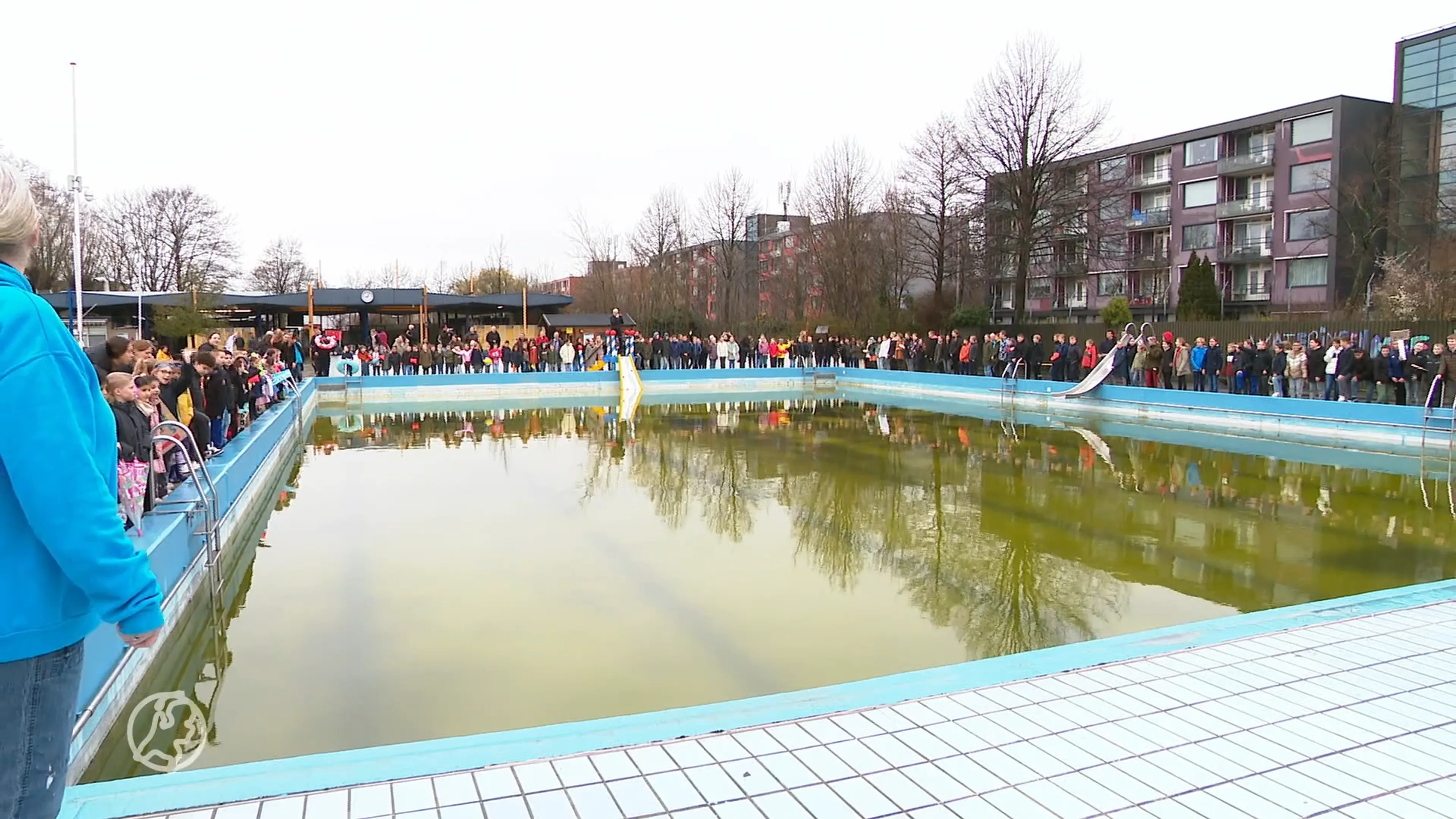 Honderden kinderen protesteren tegen sluiting lokale zwembad