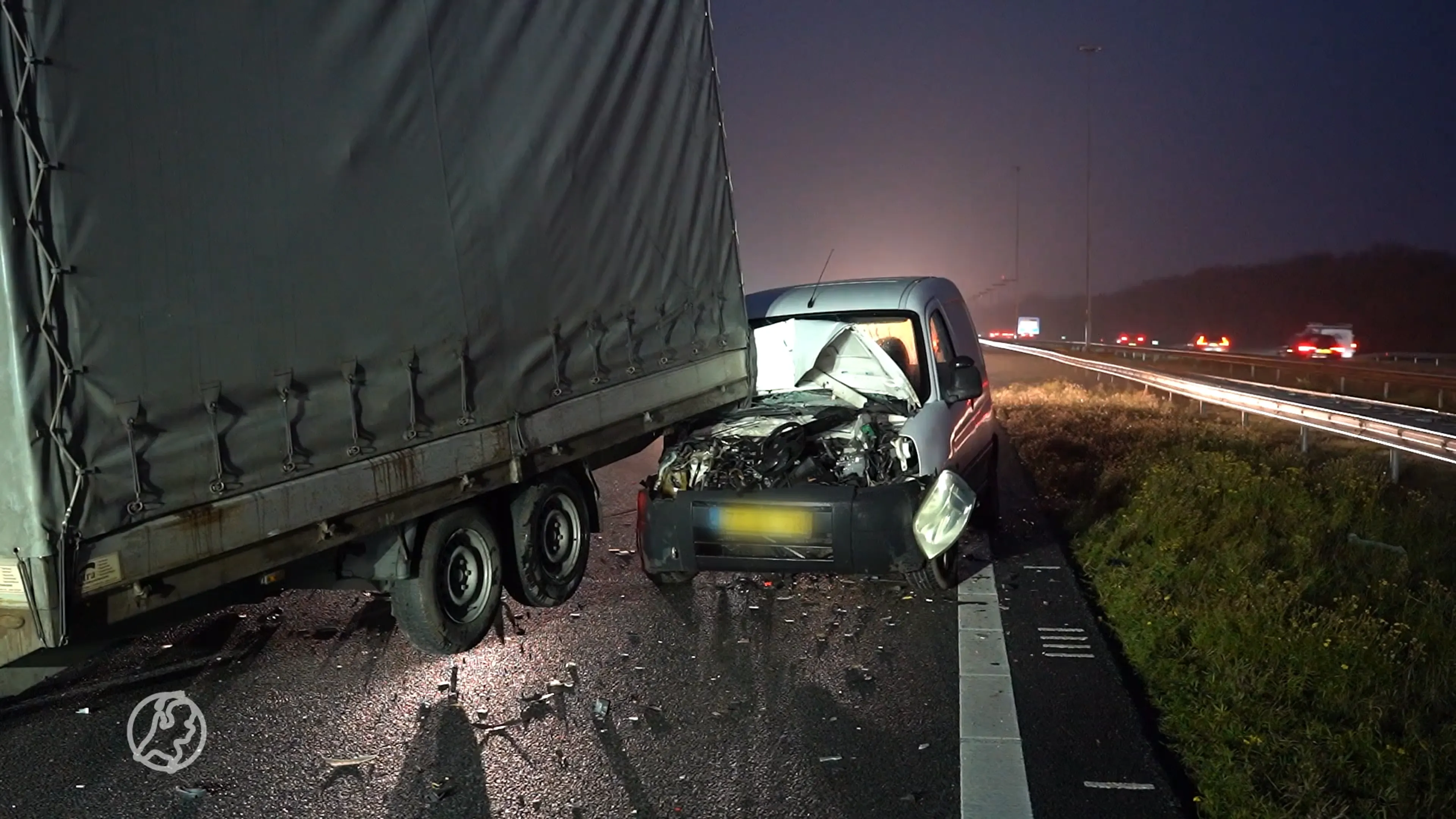 Bestuurder heeft engeltje op schouder bij angstaanjagend ongeluk met trailer