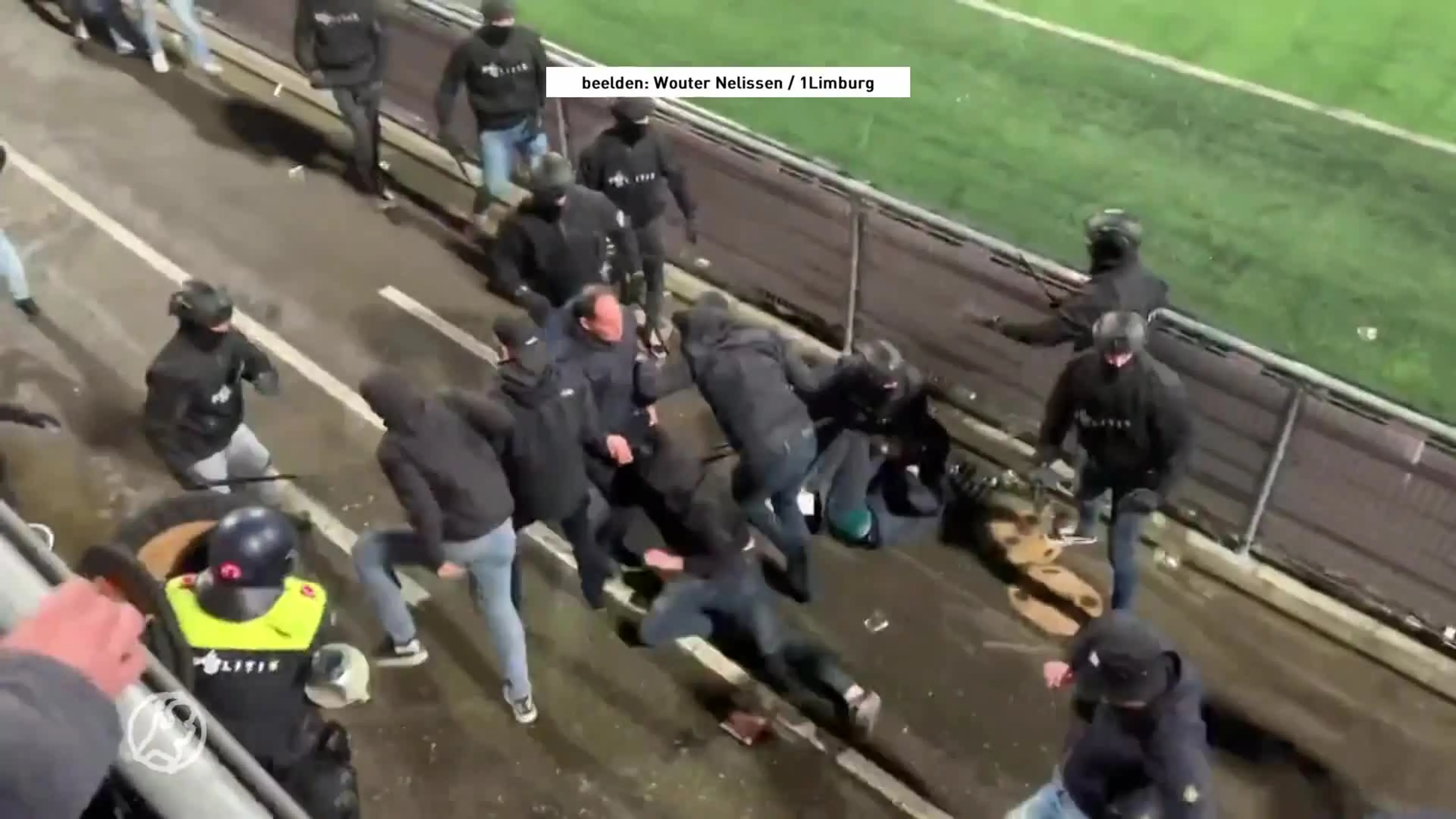 ME grijpt massaal in bij duel MVV - Roda JC na vuurwerk op veld