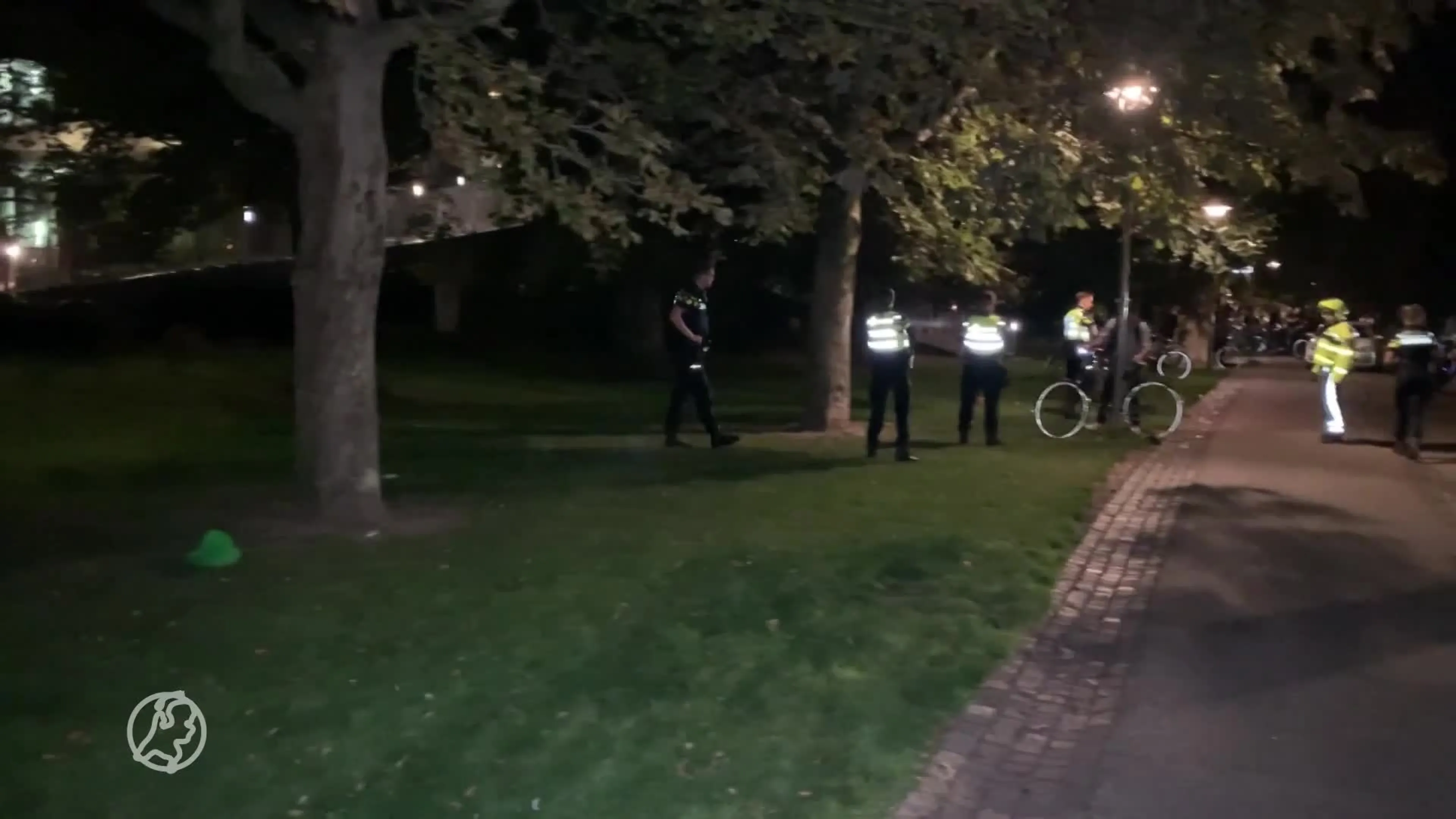 Weer overlast van studenten, politie stuurt er zo'n duizend weg van Sint Pietersberg