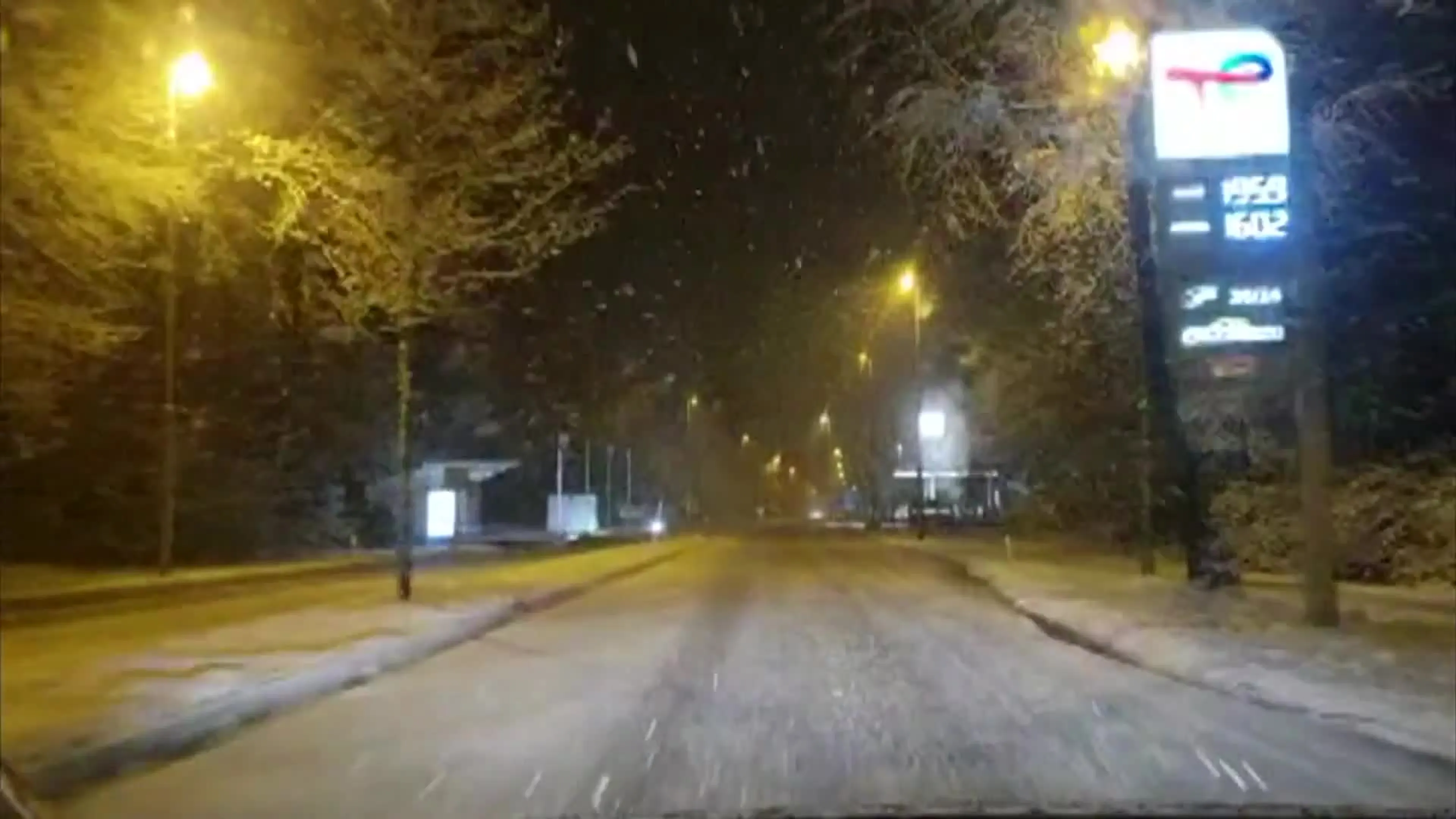 Sneeuw bedekt Nederland onder een wit laagje