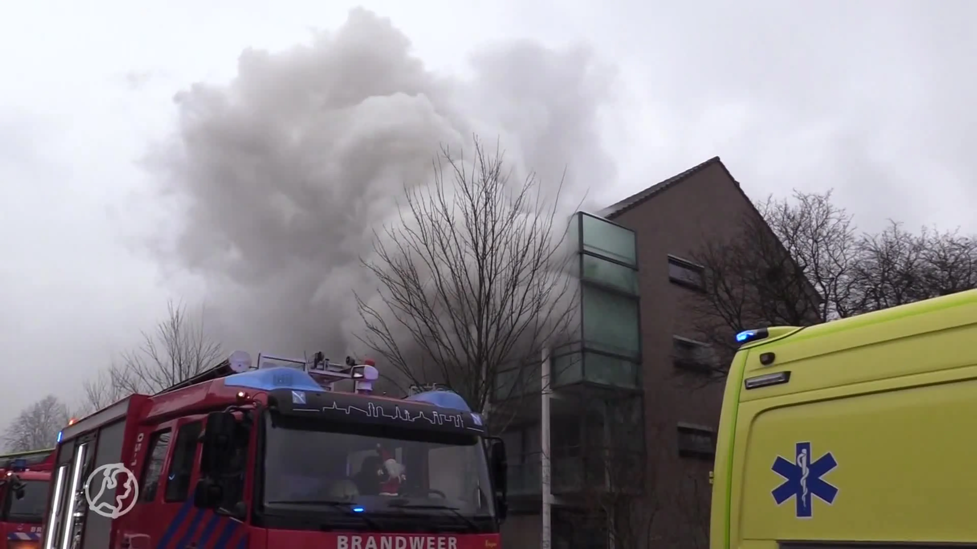 Twee personen gewond bij uitslaande woningbrand in Hengelo