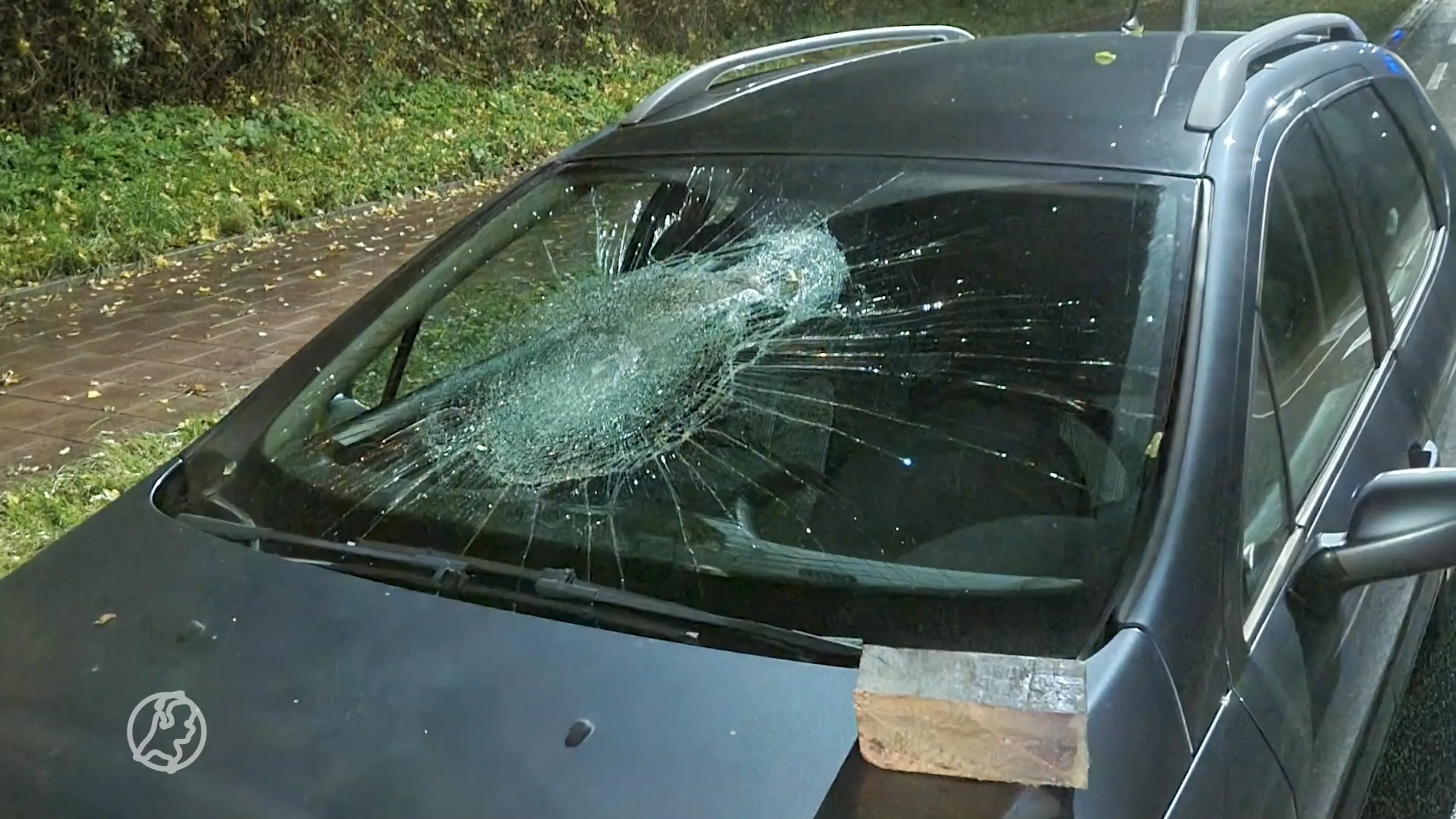 Houtblok op auto gegooid, man komt met de schrik vrij