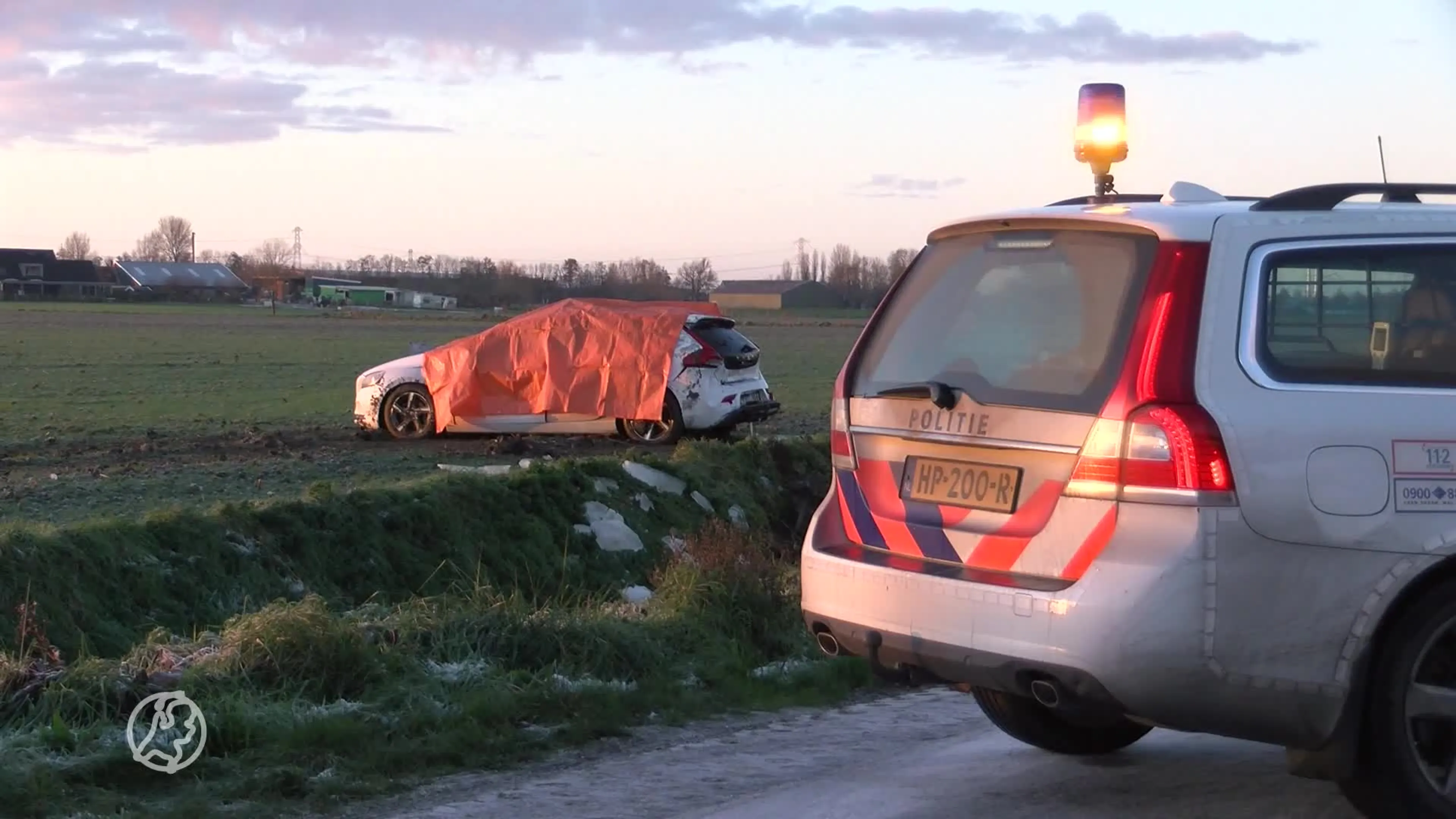 Auto belandt op kop in Zeeuwse sloot, inzittende overleden