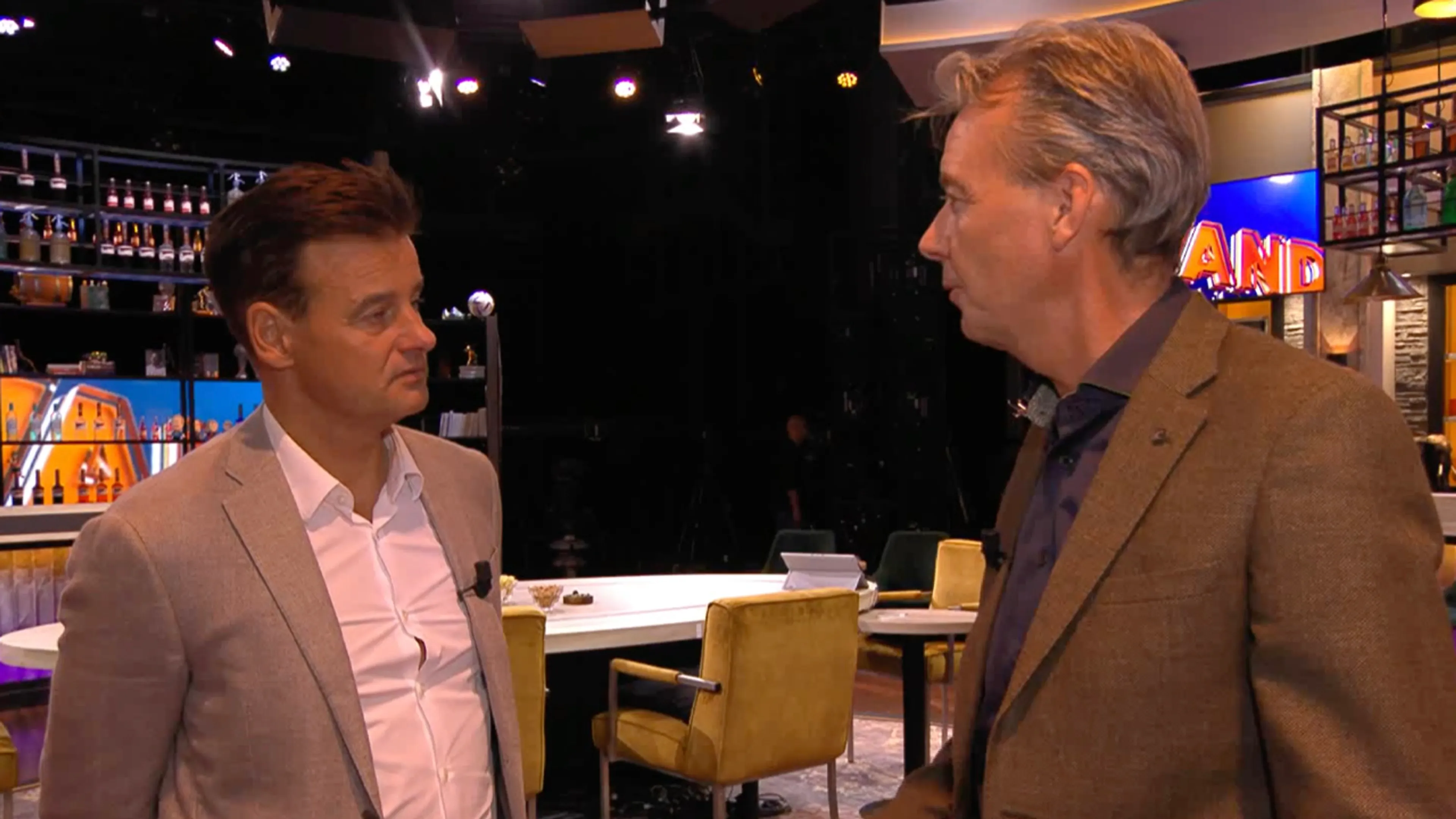 Valentijn tegen Wilfred: 'Jij moet gewoon weer terugkomen bij de persconferenties van Van Gaal!'