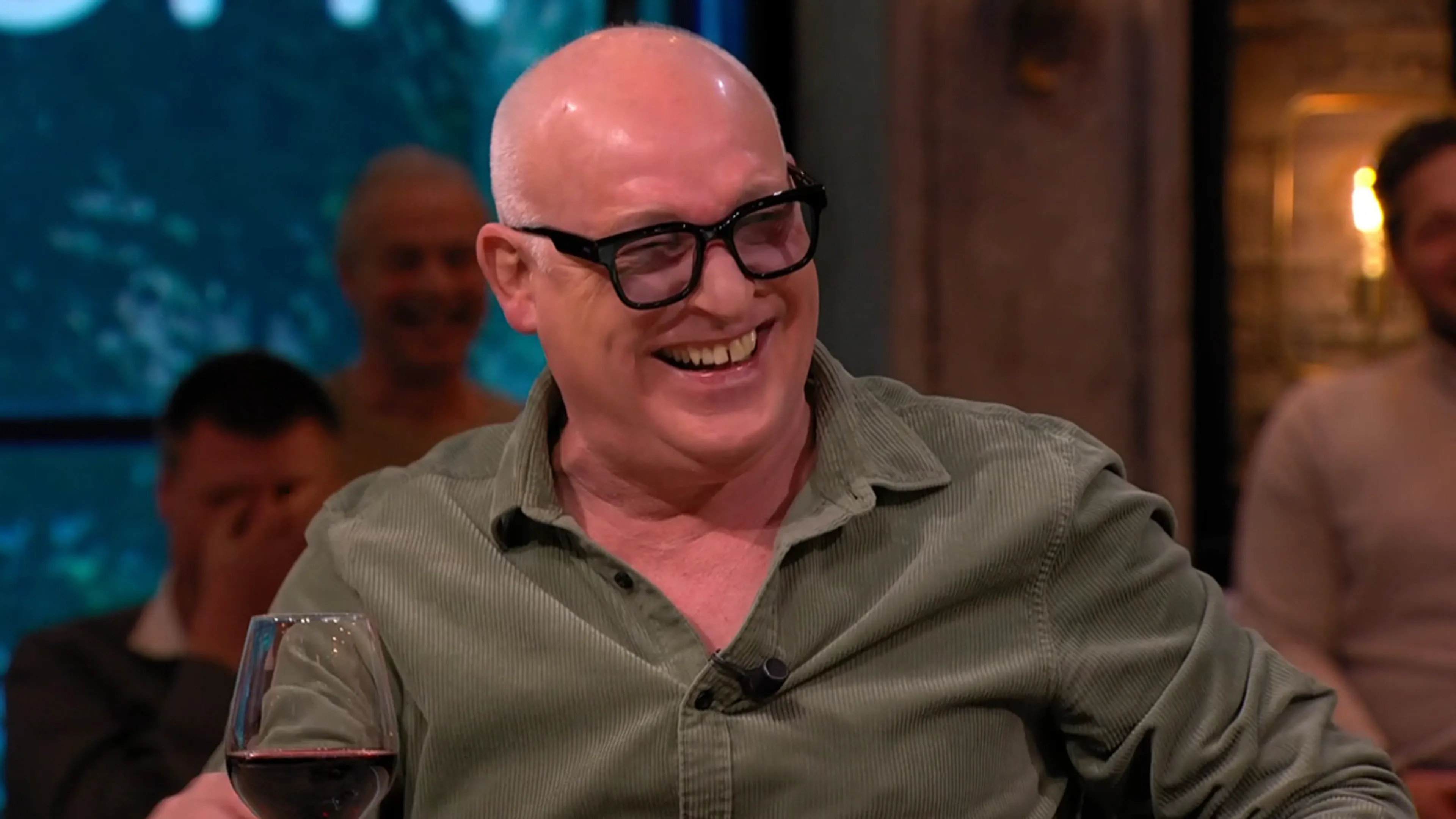 René lacht om outfit bij Jinek: ‘Dat moet je niet aandoen!’