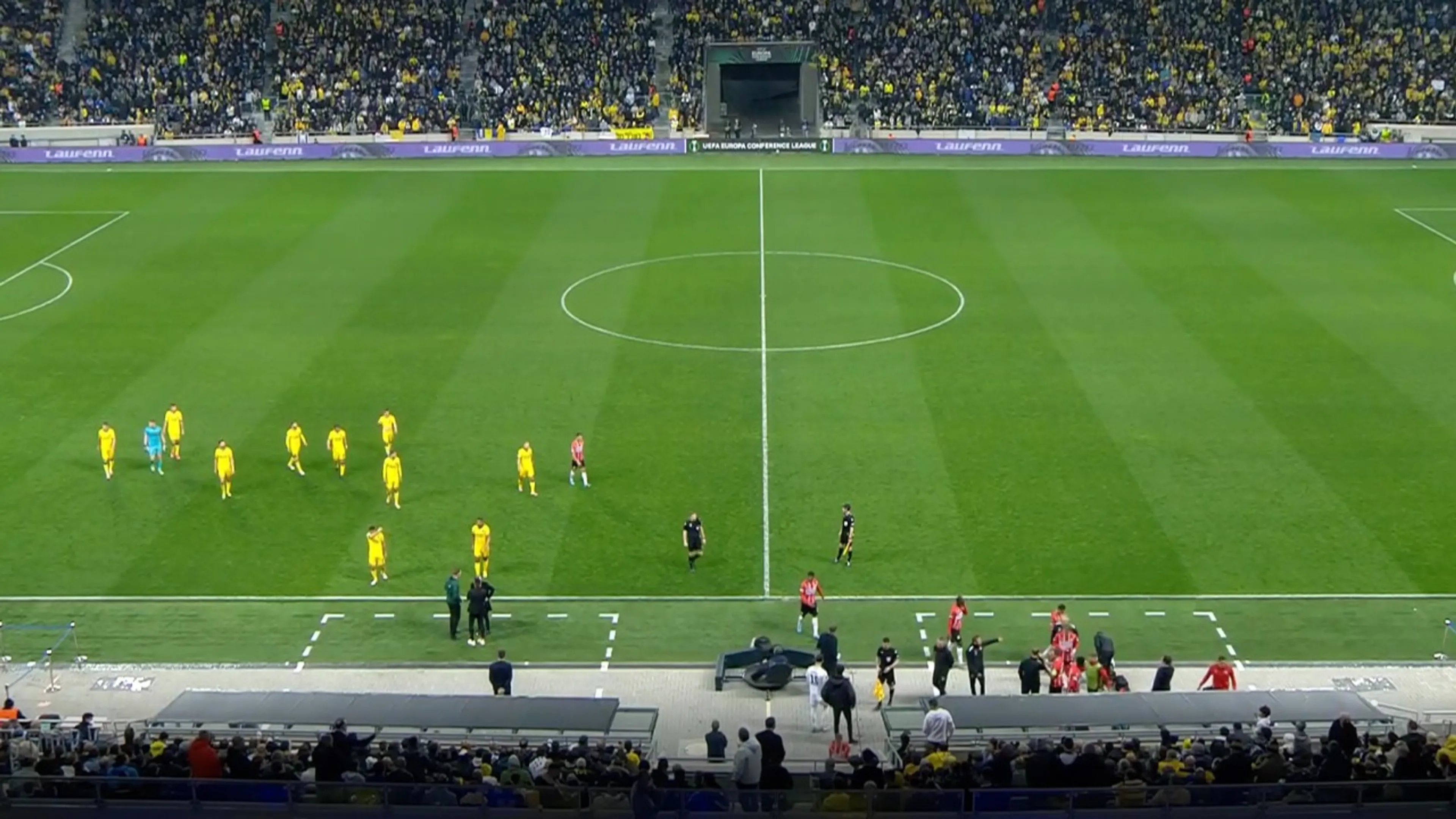 Maccabi Tel Aviv - PSV tijdelijk stilgelegd nadat PSV'ers vanaf de tribune worden bekogeld met voorwerpen