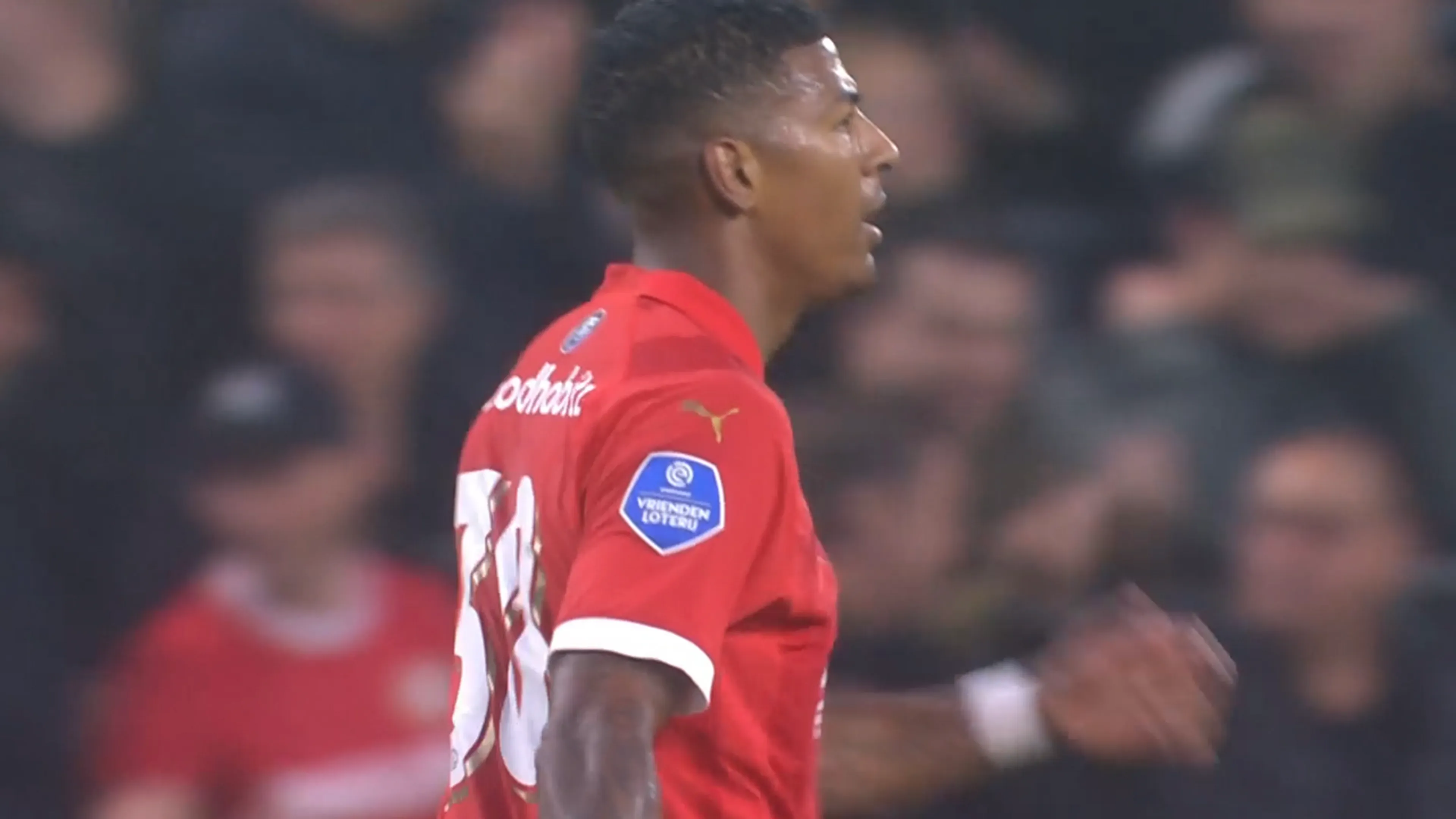 KANS: Schot van Van Aanholt gaat maar net langs het doel van Scherpen
