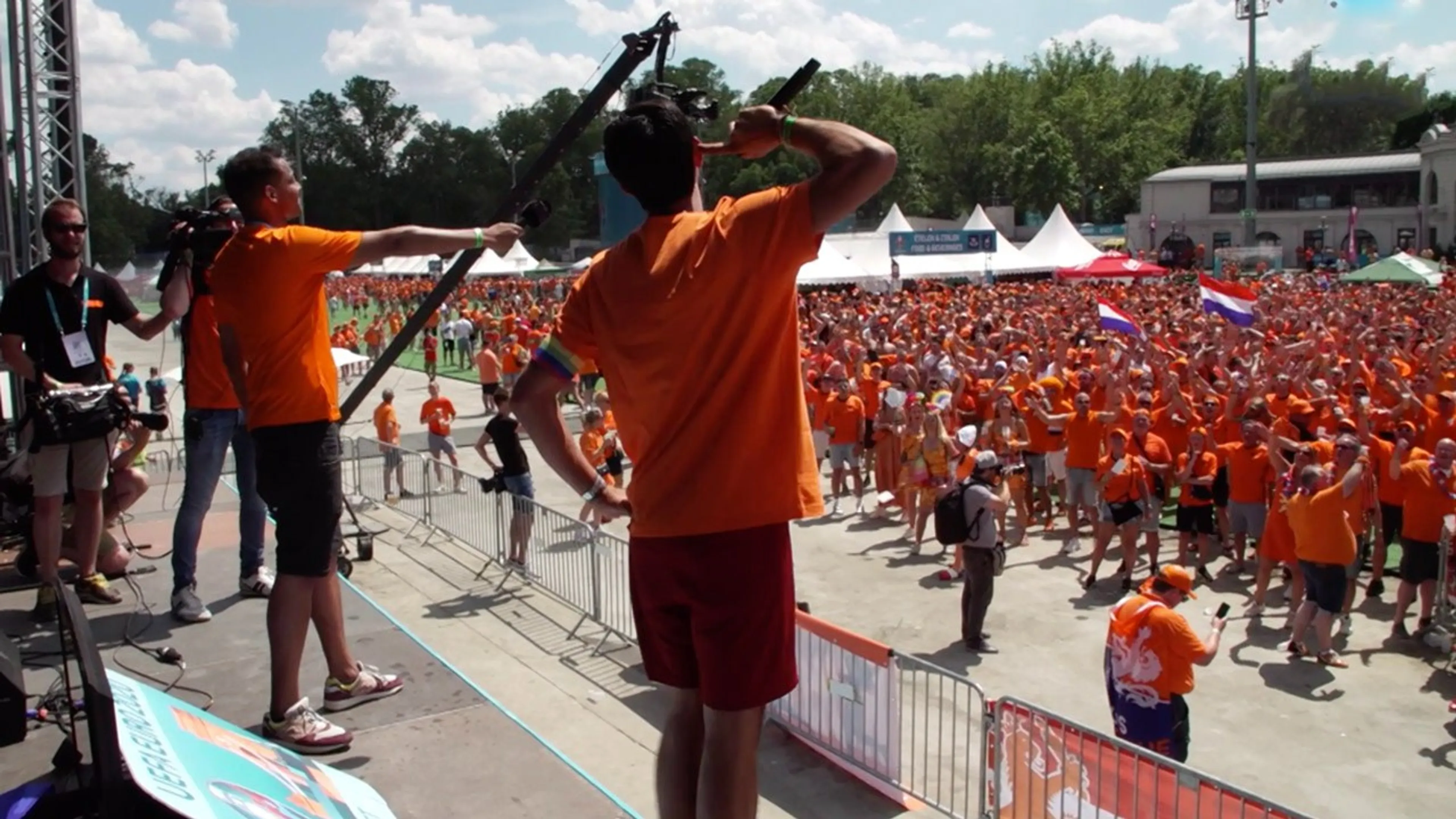 VIDEO - Oranje-fans uit hun dak in Fanzone Boedapest