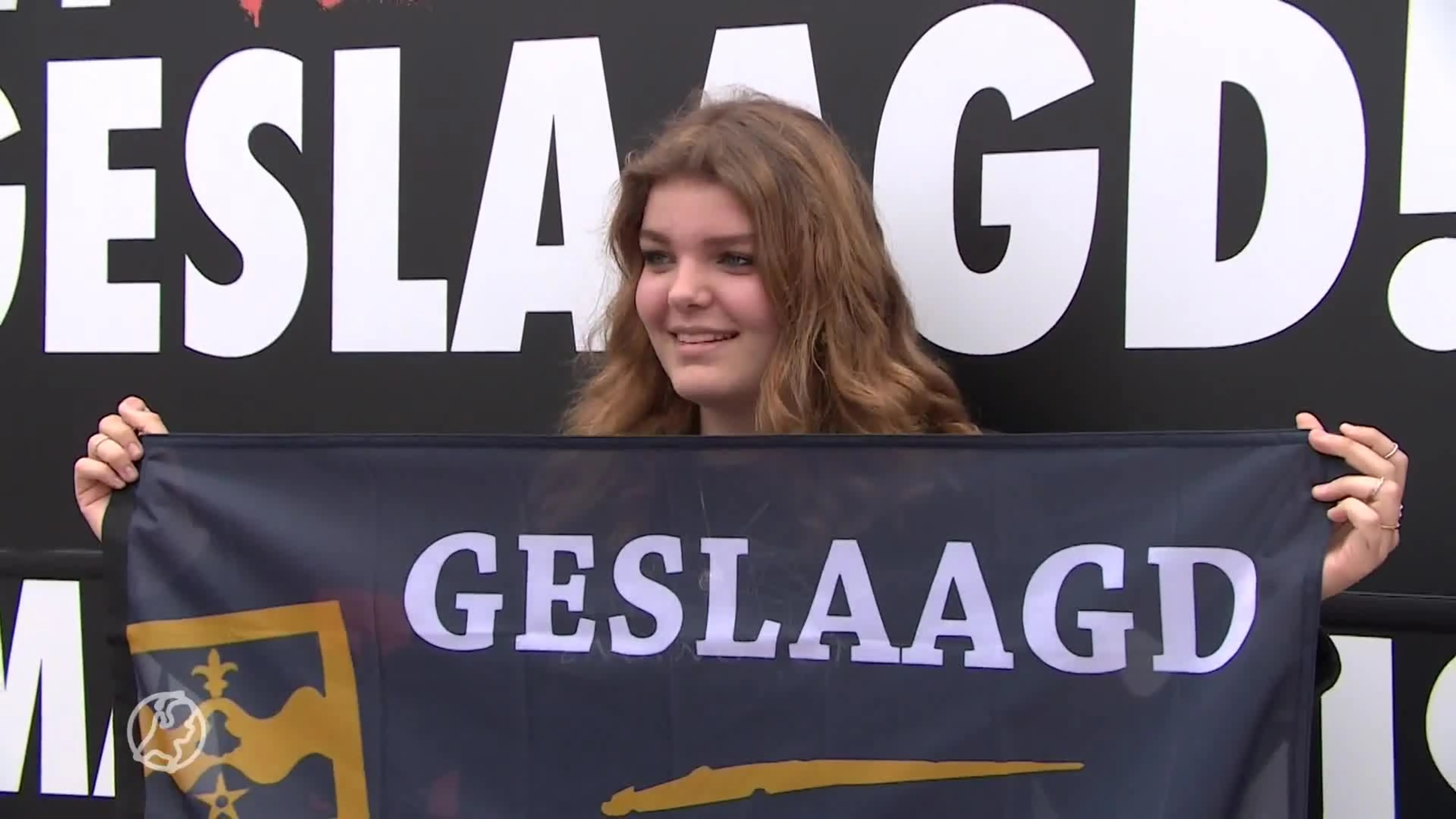 Partybus brengt leerlingen in Oud-Beijerland hun diploma: 'Ha...