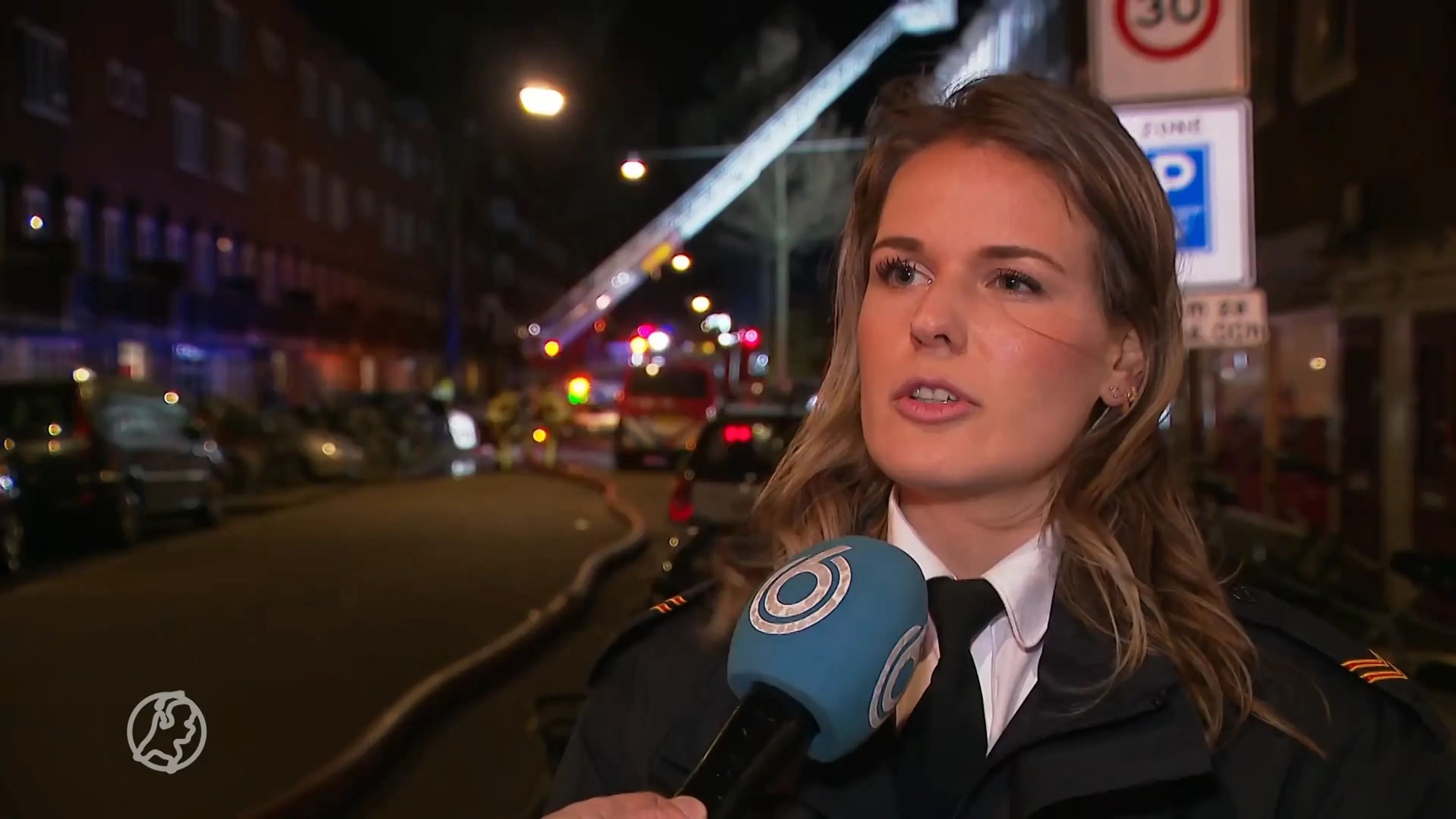 Twintig woningen ontruimd bij grote woningbrand in Amsterdam
