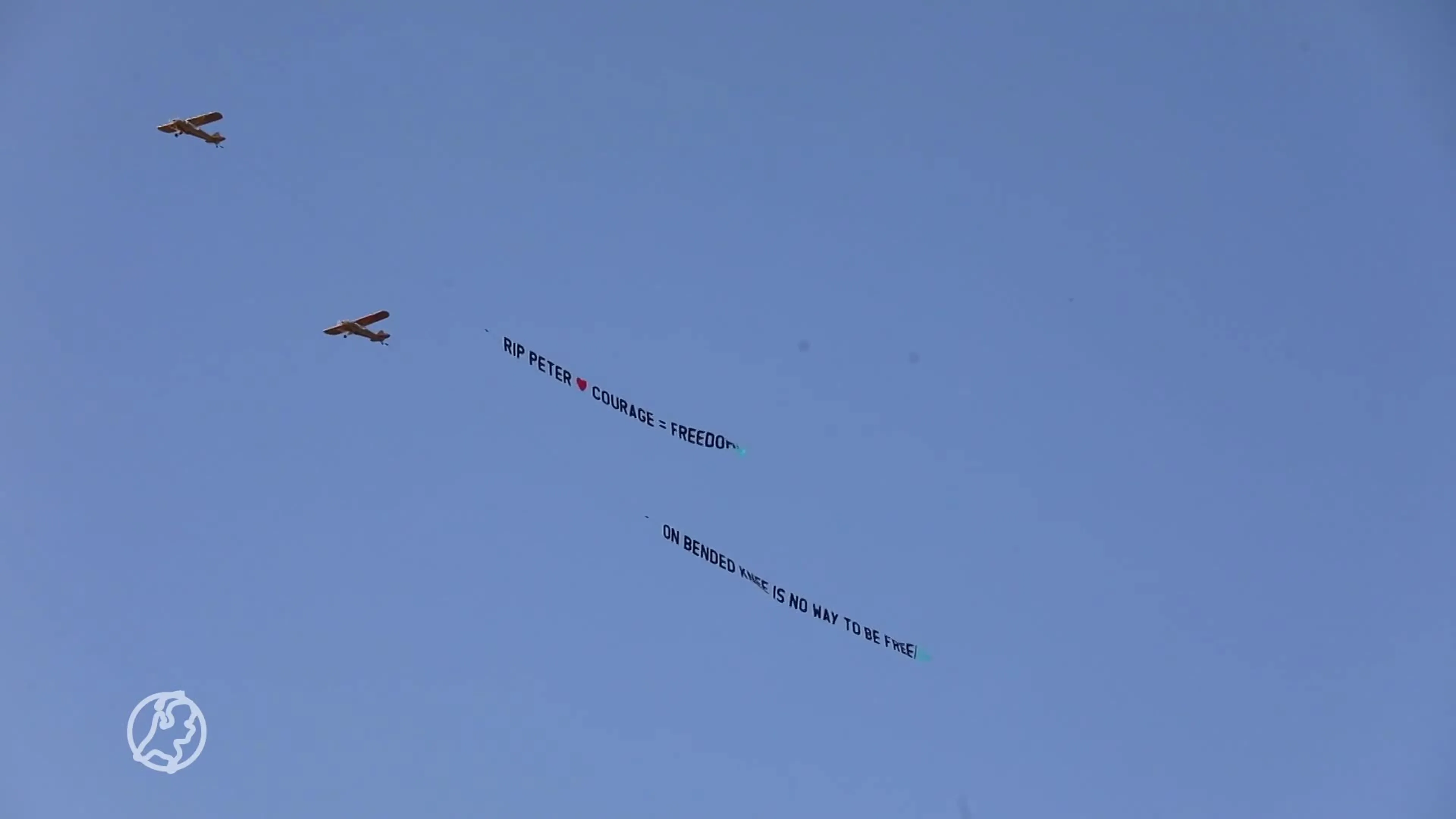 Vliegtuigjes met lijfspreuk Peter R. de Vries cirkelen boven Amsterdam