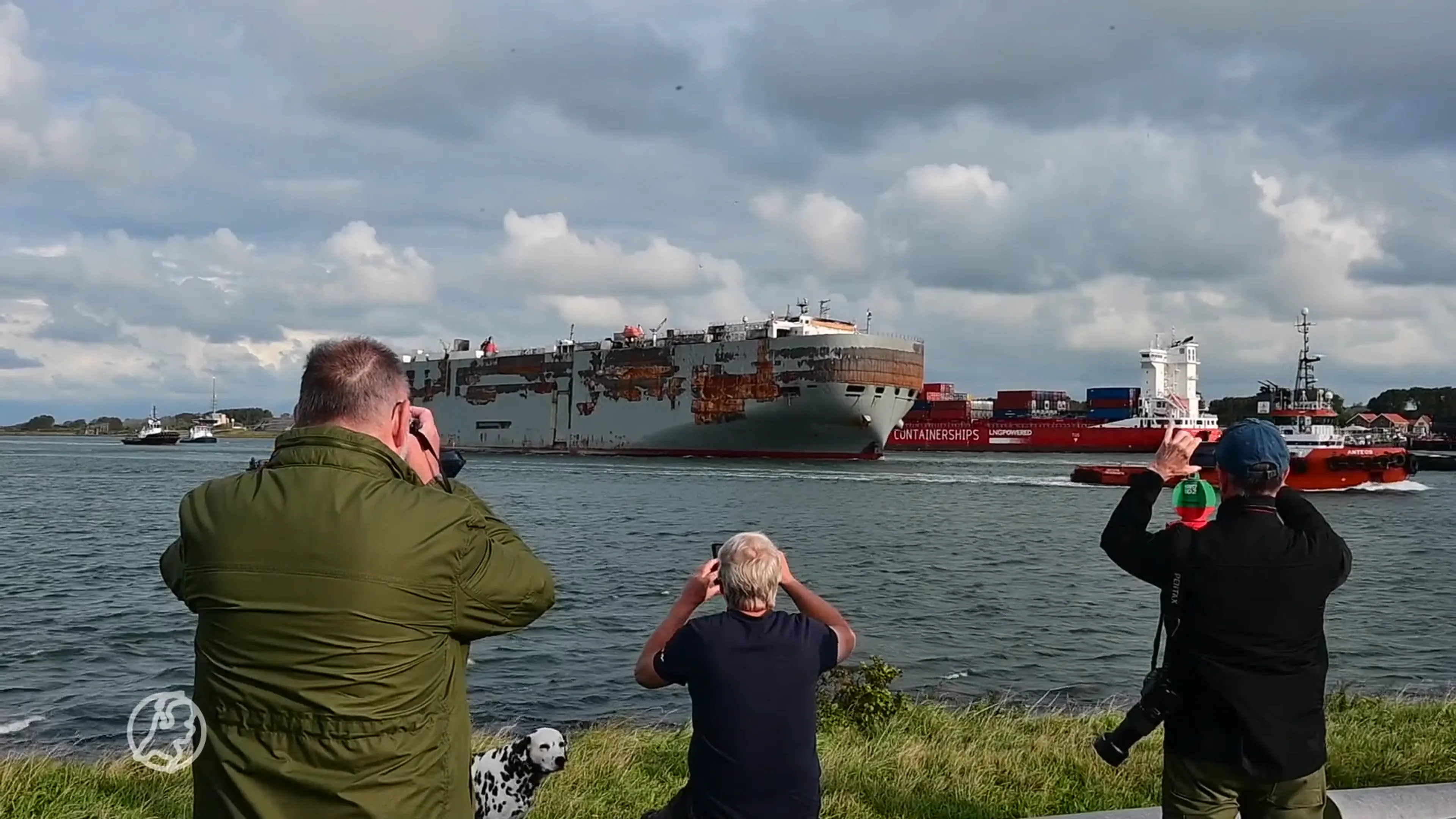 Uitgebrand vrachtschip Fremantle Highway aangekomen in haven van Rotterdam