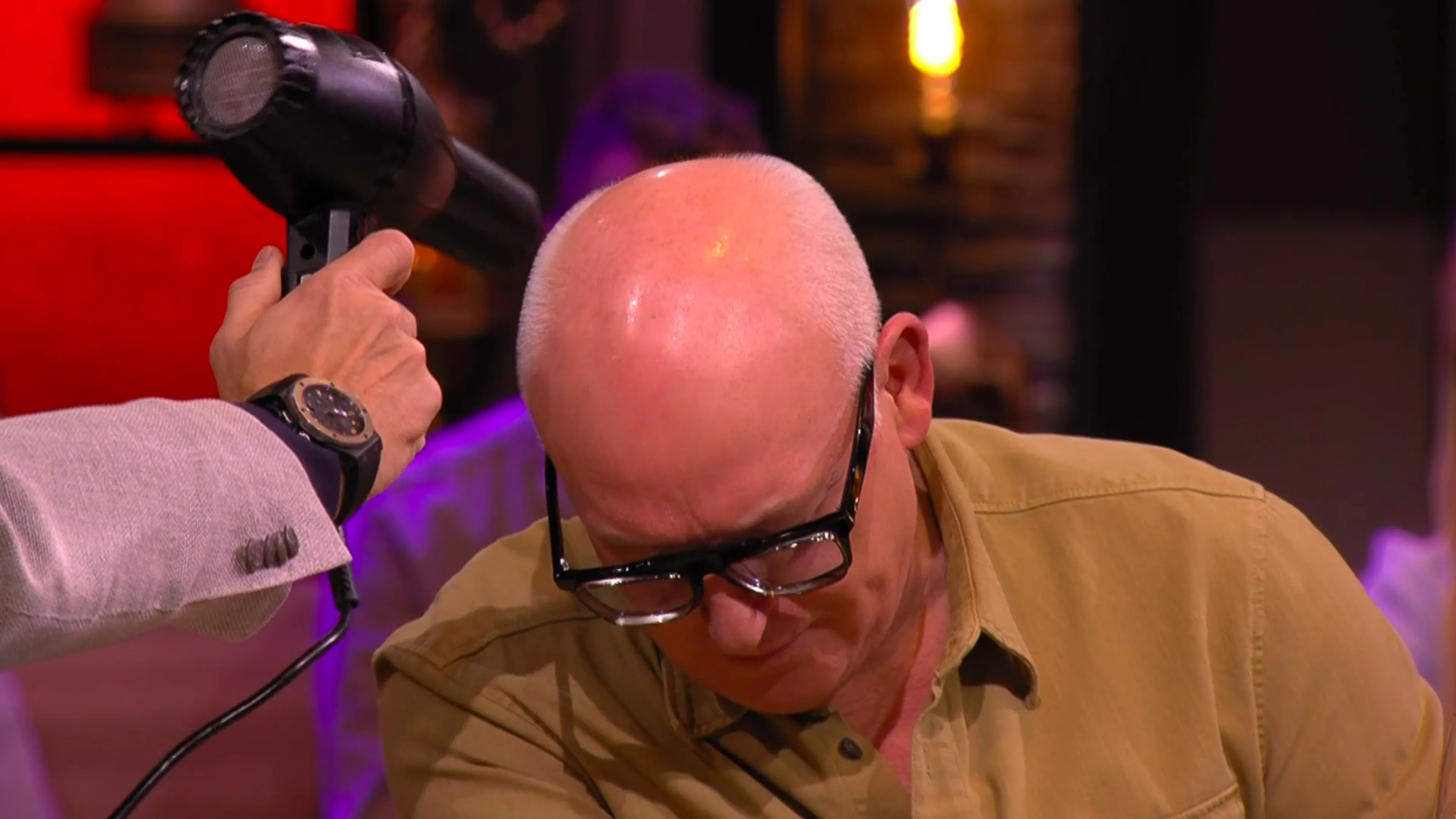 Wilfred test föhn van vaste visagiste: 'Ze mag blijven!'