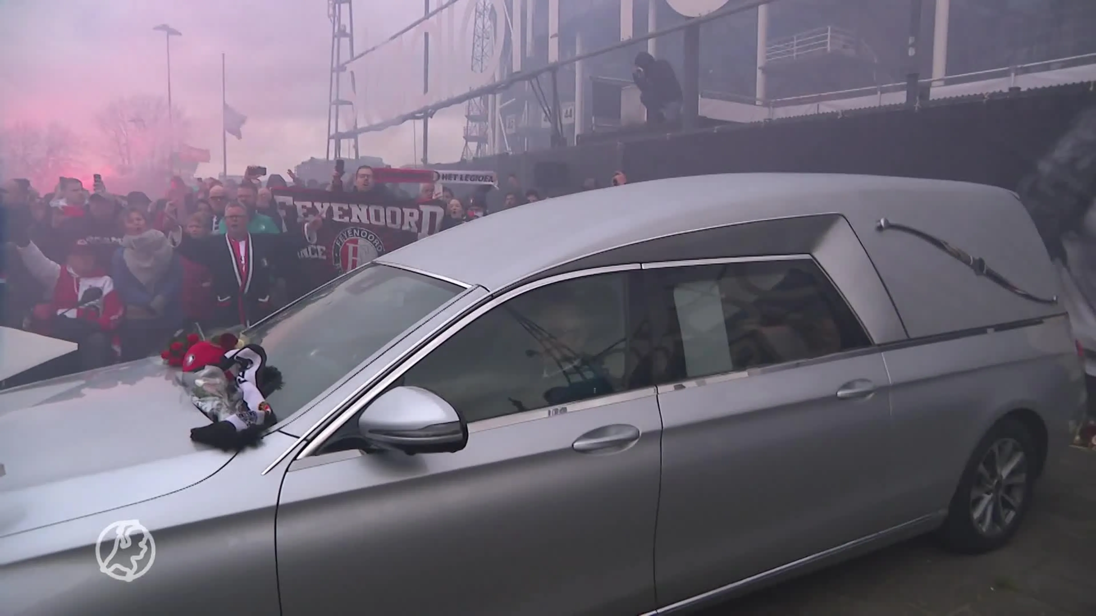 Duizenden Feyenoord-fans brengen indrukwekkend eerbetoon aan clubicoon Wim Jansen