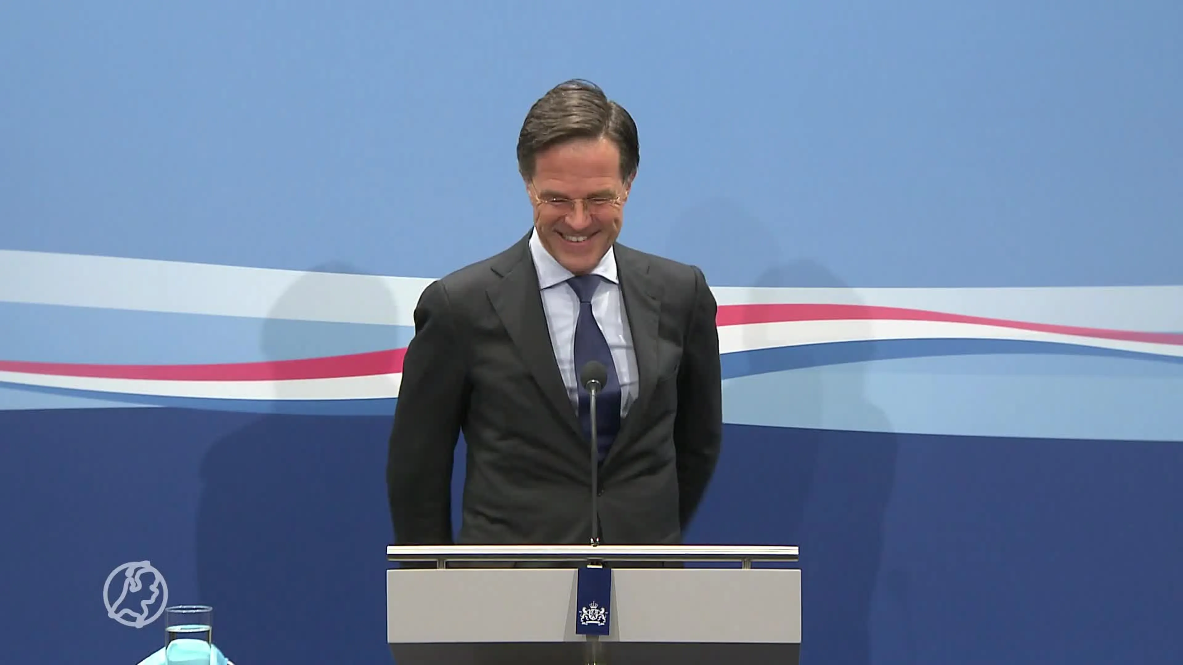 Rutte snipverkouden bij persconferentie: 'Ik houd me aan de voorschriften'