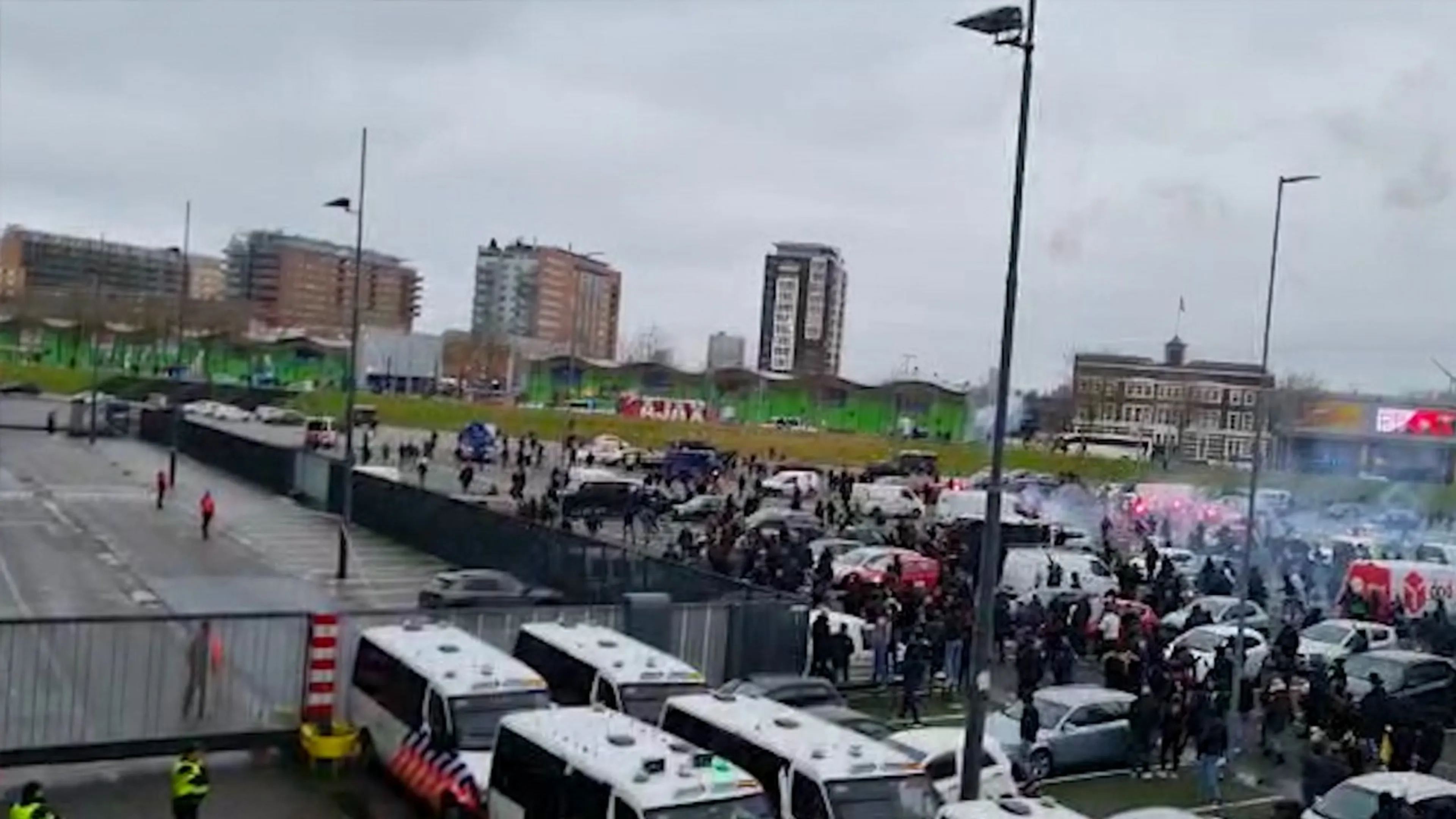 Ajax-bus zet supporters van Feyenoord met 'schijnbeweging' op verkeerde been
