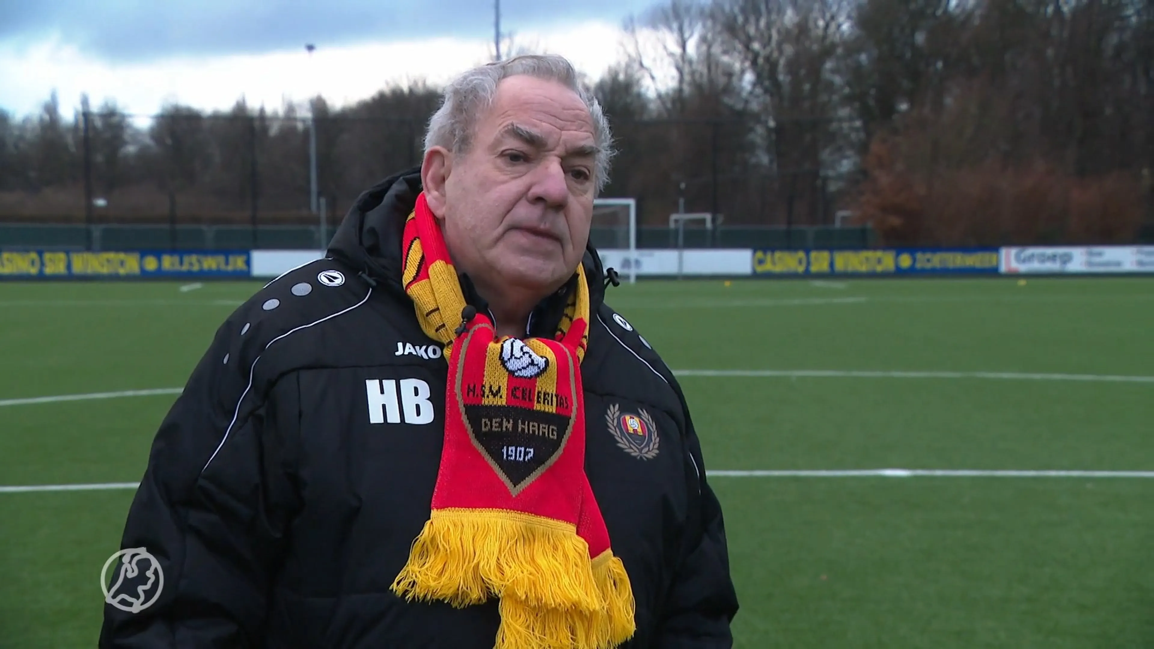 Jonge fotograaf Sandy en voetbalfanaat Hans kijken uit naar 2...