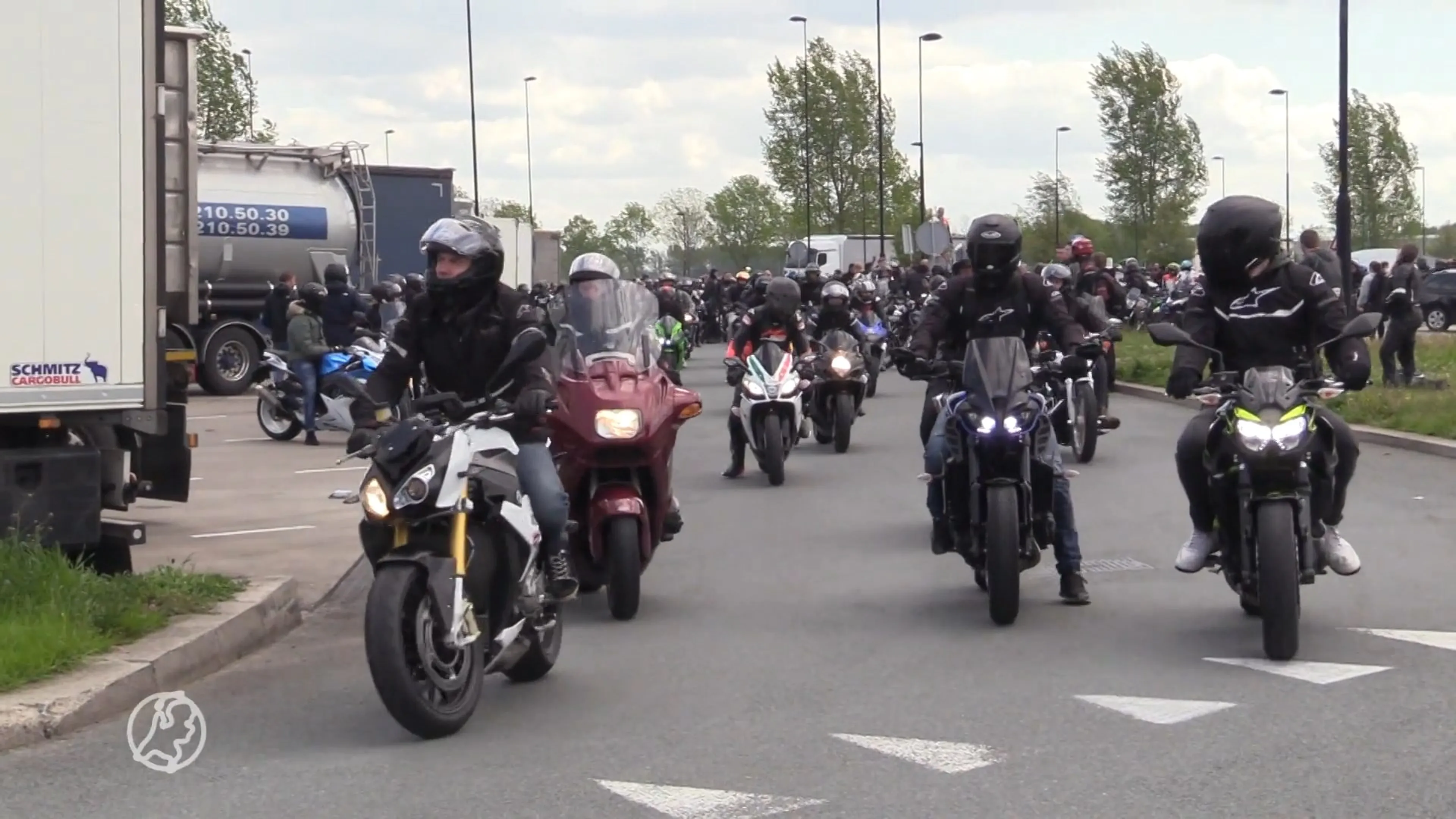 Duizenden motorrijders bijeen, politie sluit parkeerplaats na...