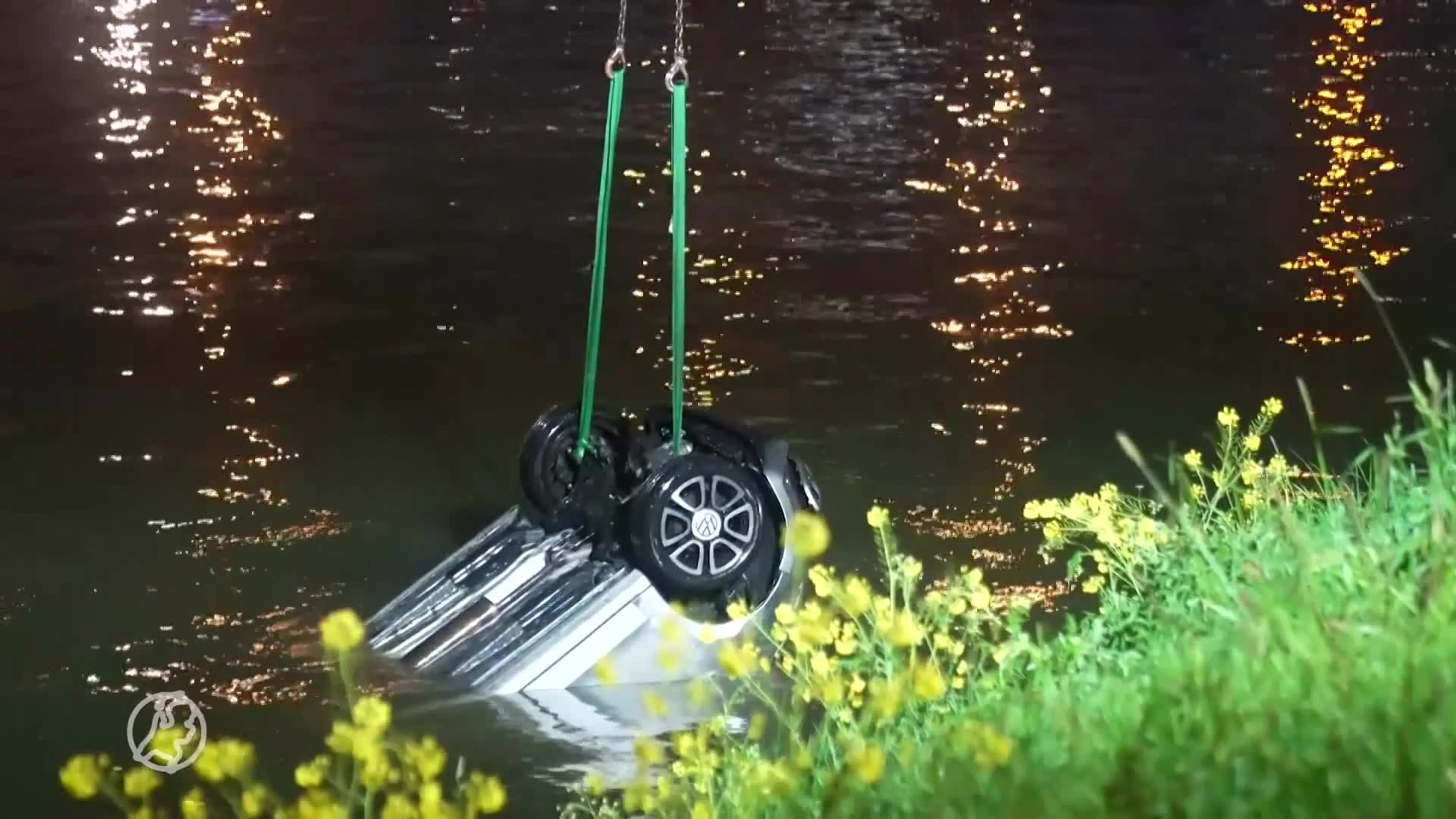 Fietser ernstig gewond na aanrijding, auto van dader mogelijk gevonden in kanaal