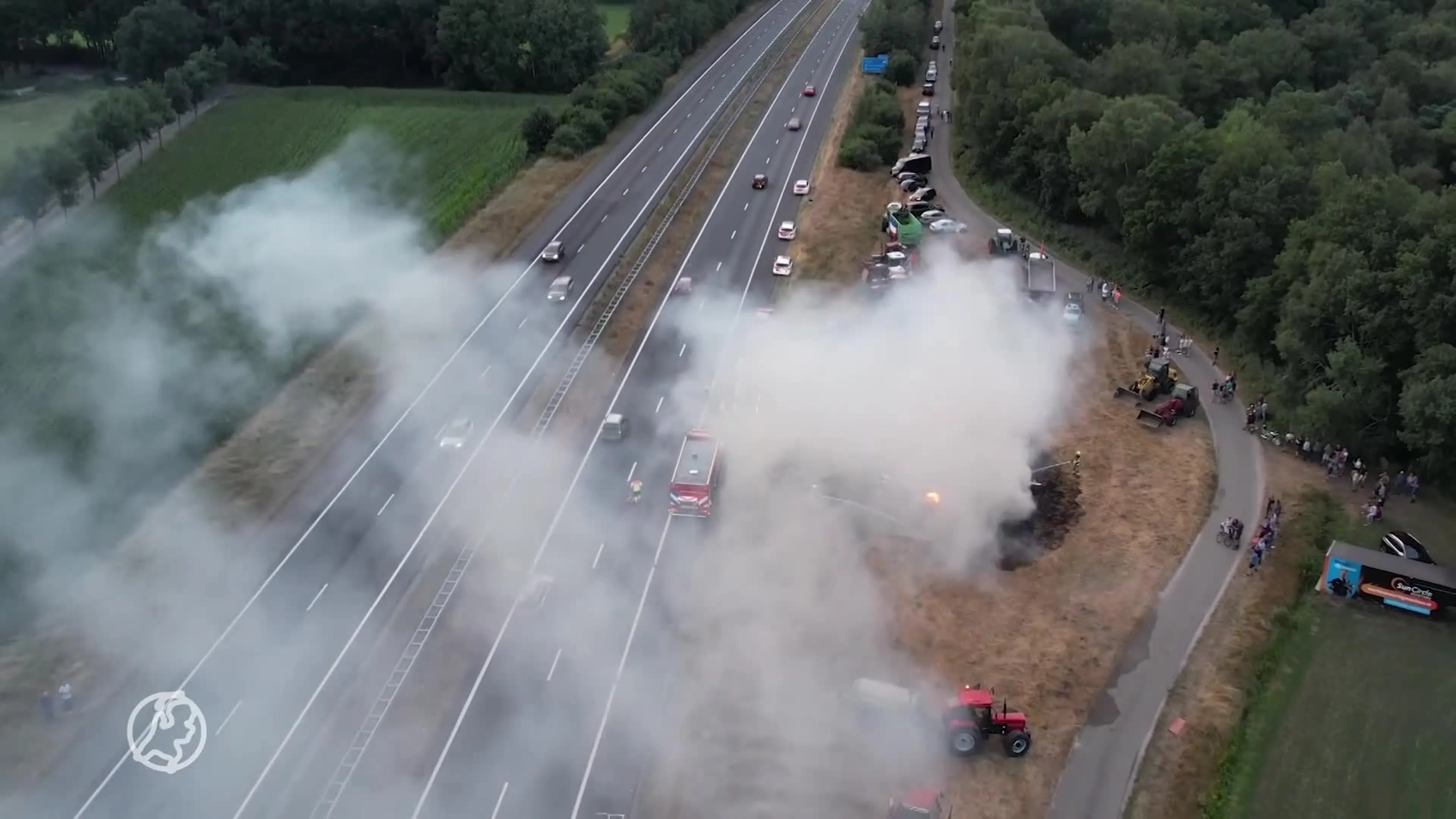 Boerenprotest langs A30 bij Lunteren: aangestoken afval zorgt voor rookoverlast snelweg