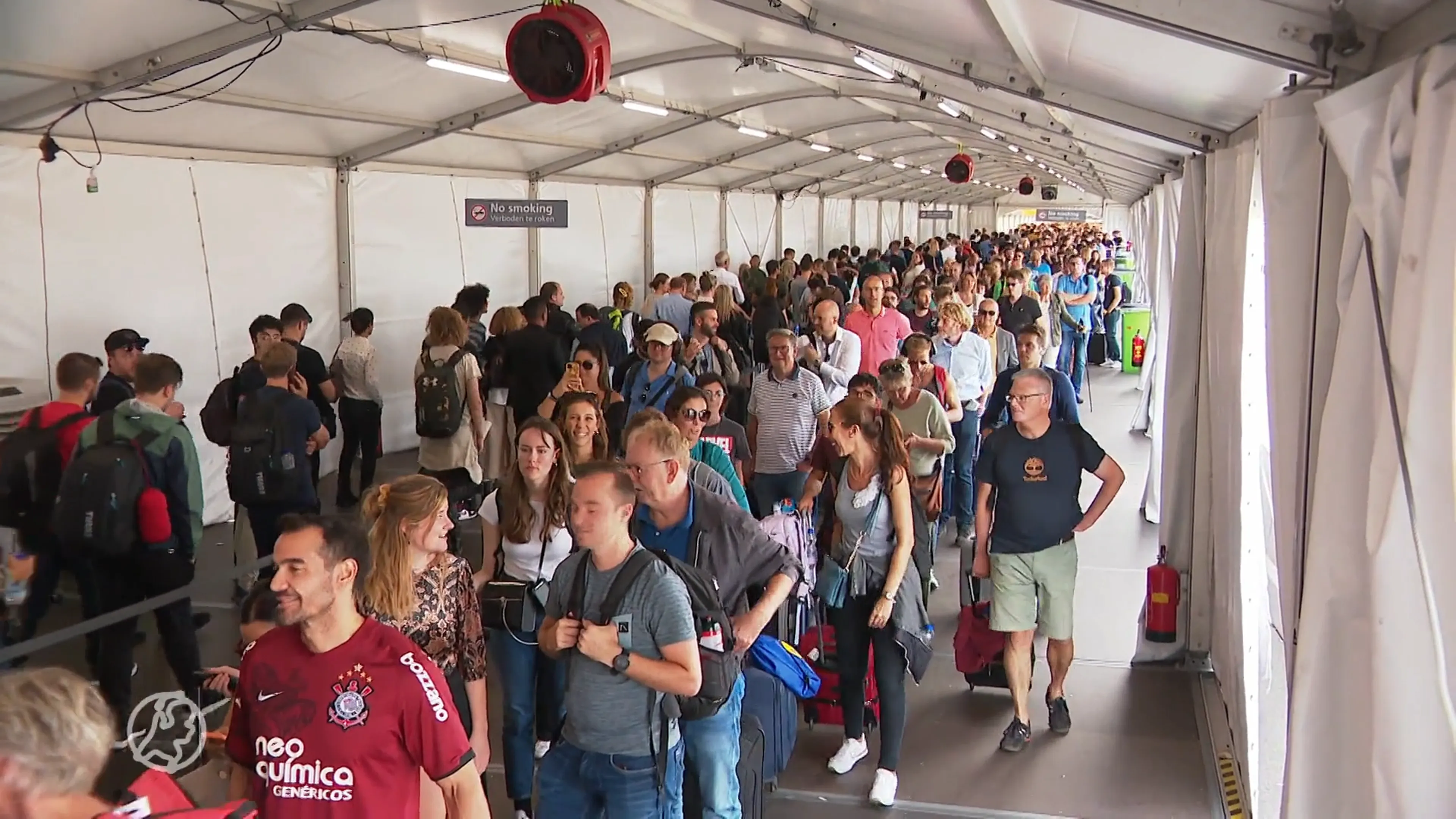 Opnieuw lange rijen bij paspoortcontroles Schiphol door te weinig marechaussees