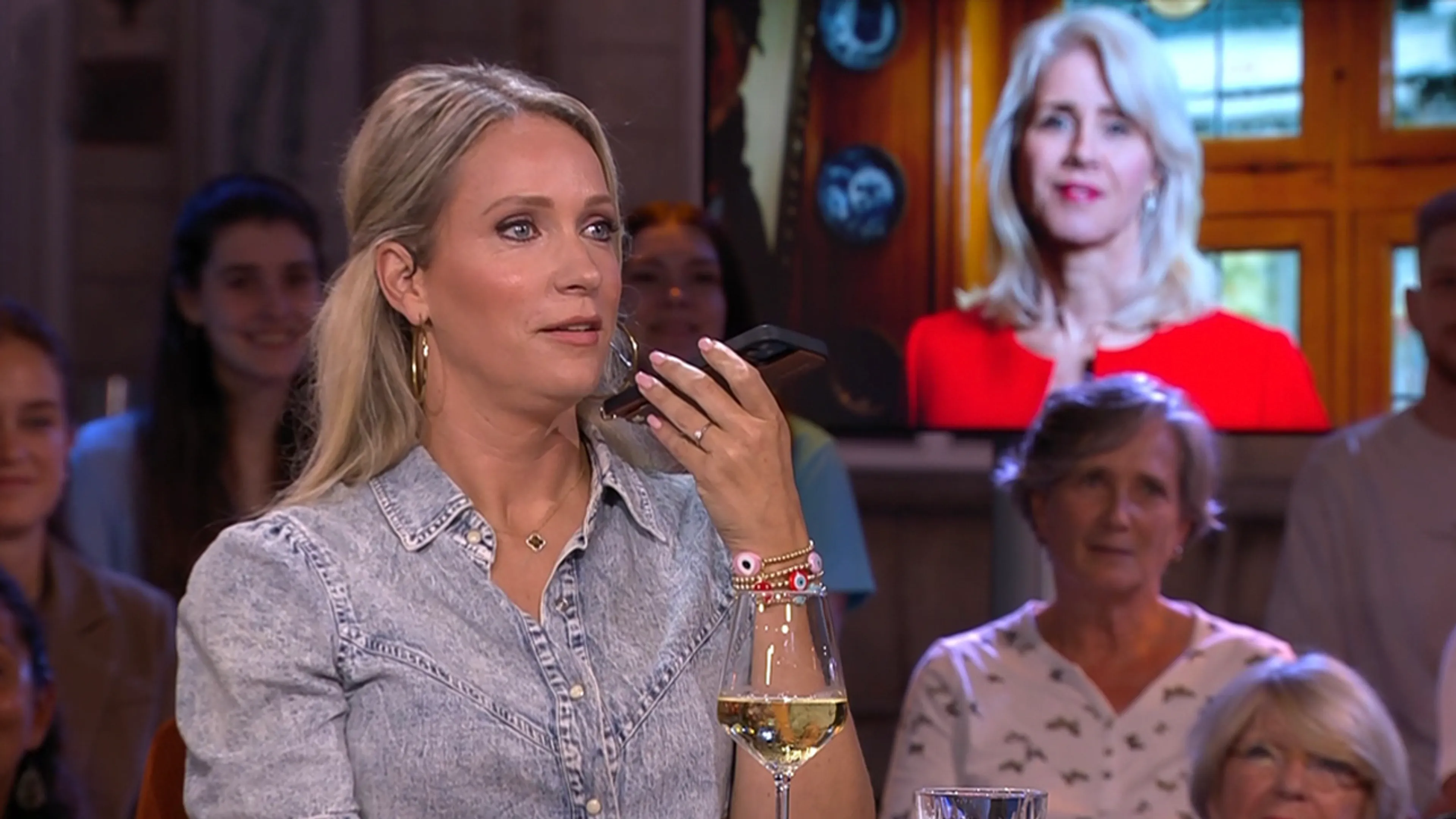 Hélène probeert Mona Keijzer live in de uitzending te bellen om BBB-gerucht te checken