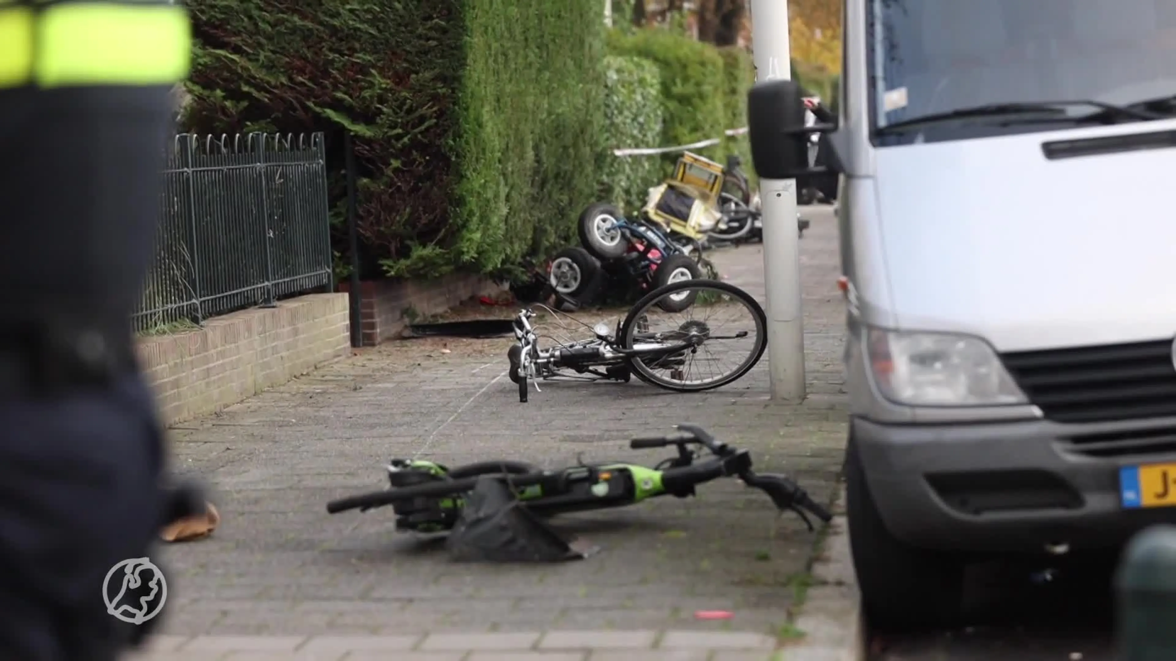 Meisje gewond nadat auto over stoep rijdt en ravage aanricht