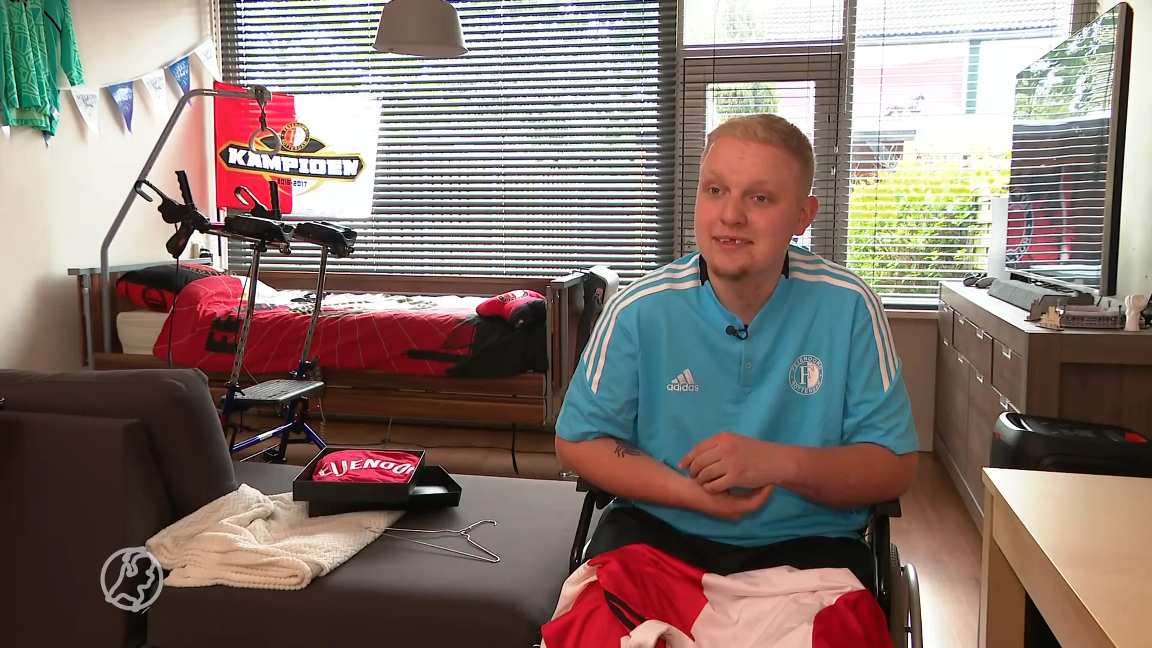 Diehard Feyenoord-fan Christian kijkt door ongeluk kampioenskraker noodgedwongen vanuit bed