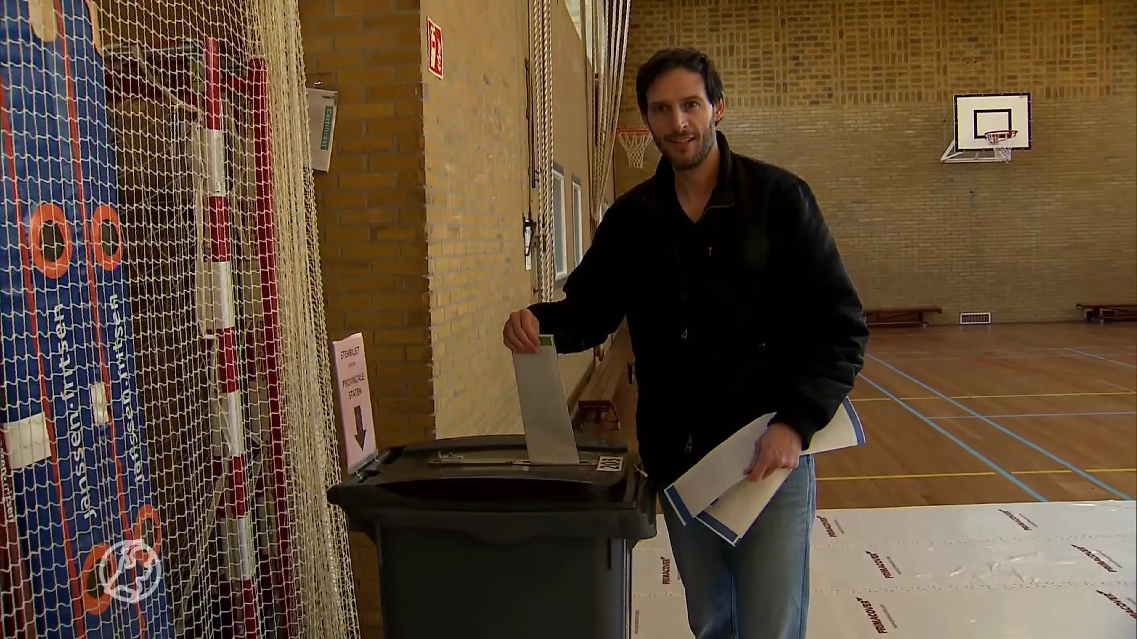Een derde van Nederland vindt dat Hoekstra de politiek uit moet: zijn partij ook?