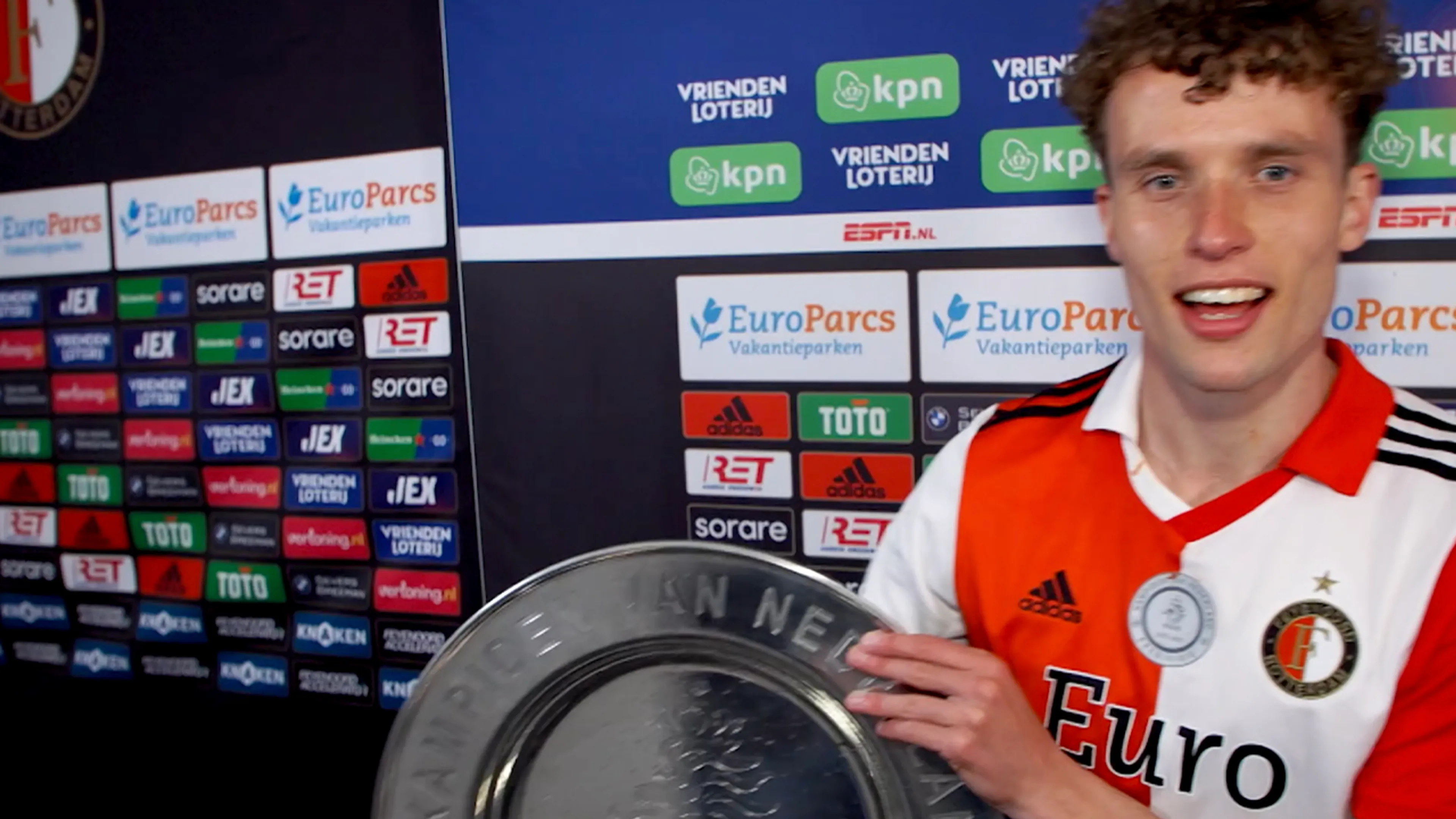 Aangeschoten Wieffer toont kampioensschaal: 'Ik drink alles'