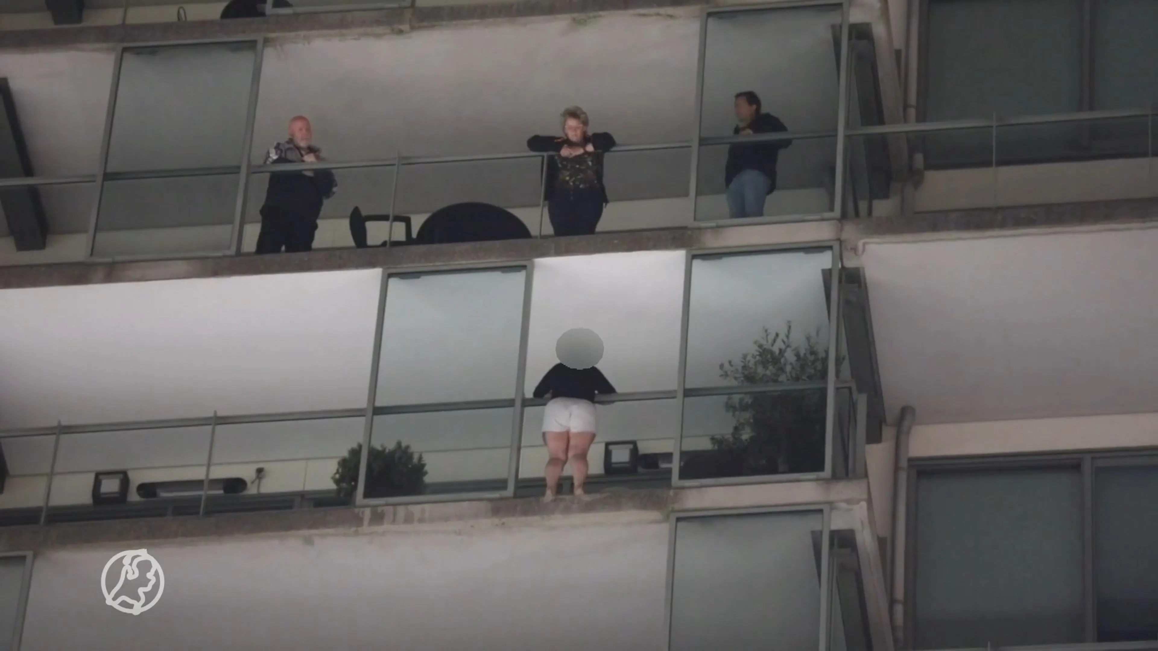 Verwarde Haagse vrouw dreigt van vijftien hoog te springen