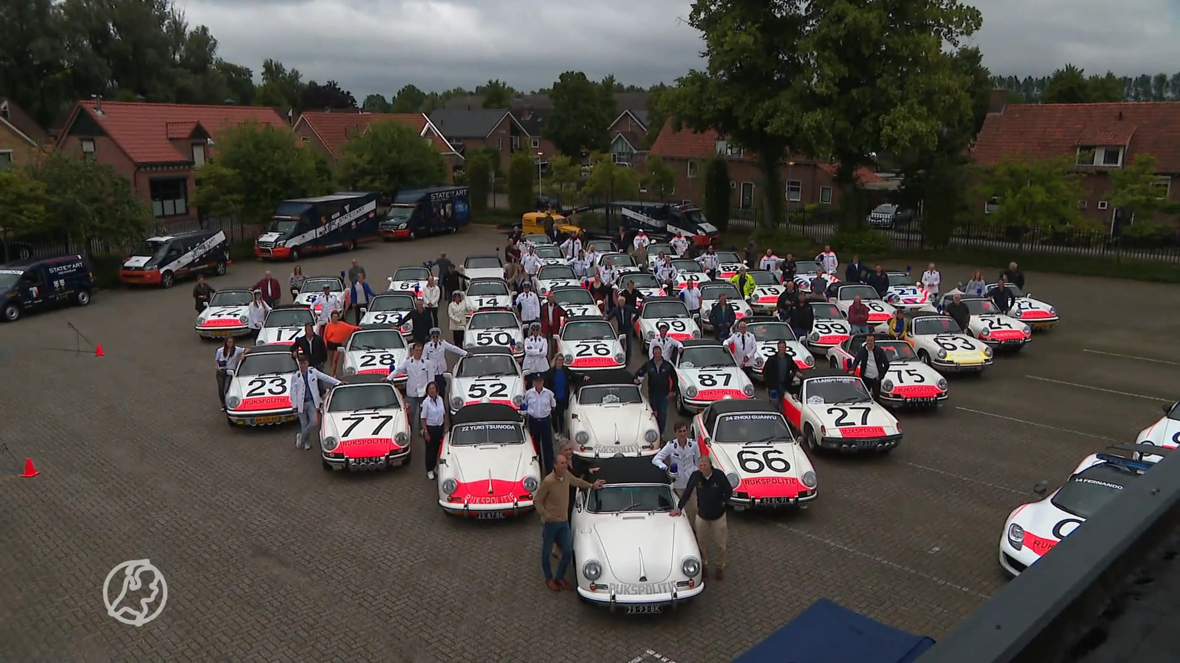 Nostalgie ten top: tientallen Porsches van de rijkspolitie bij elkaar voor recordpoging