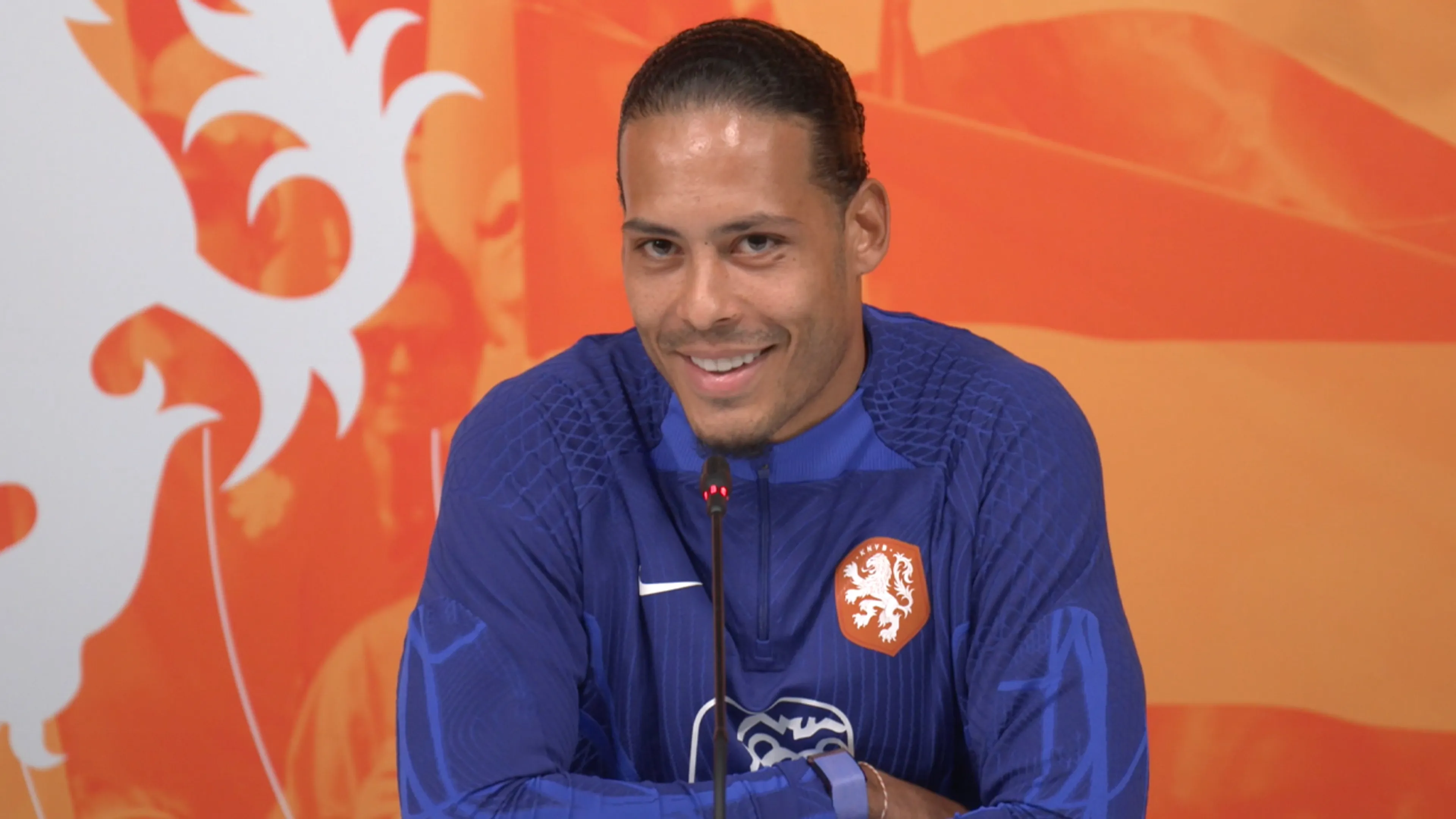 Van Dijk krijgt vraag over Nederlandse kritiek op Oranje: ‘Daar ga ik niets over zeggen’