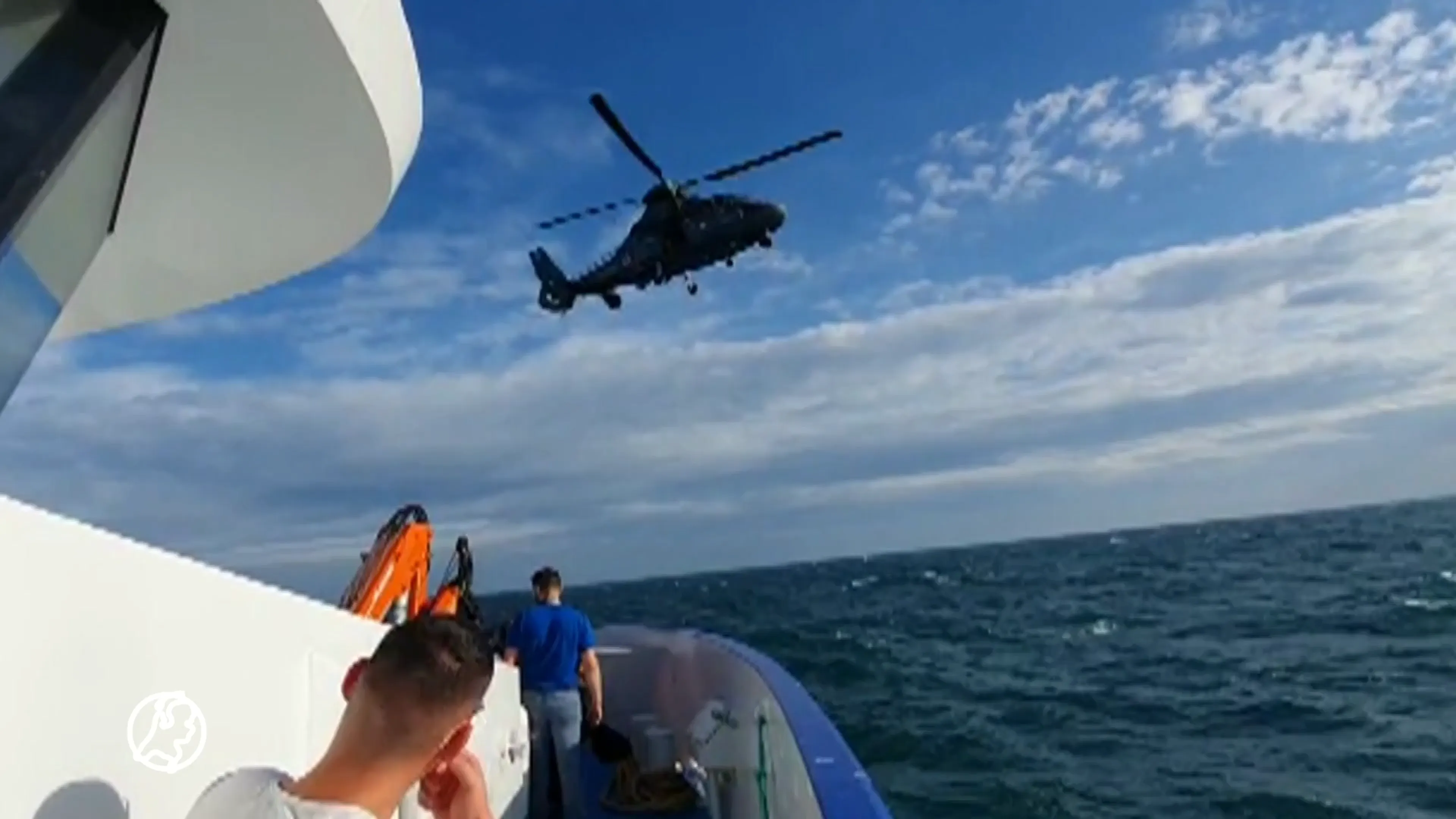 Urker vissers redden man die dagenlang op boei midden op zee zit