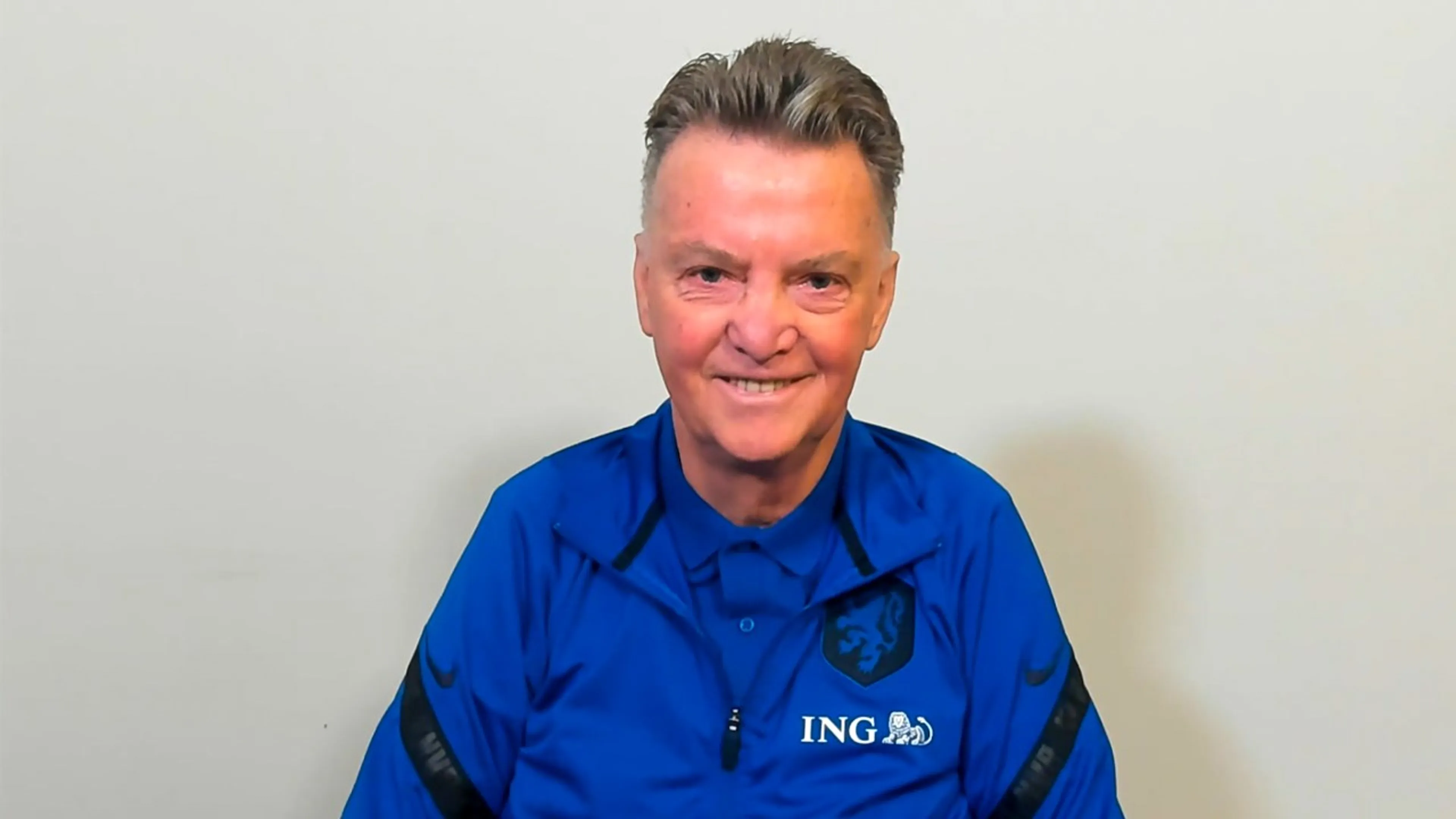 Van Gaal stelt Nederland gerust na val van fiets: 'Mijn brein werkt nog steeds'