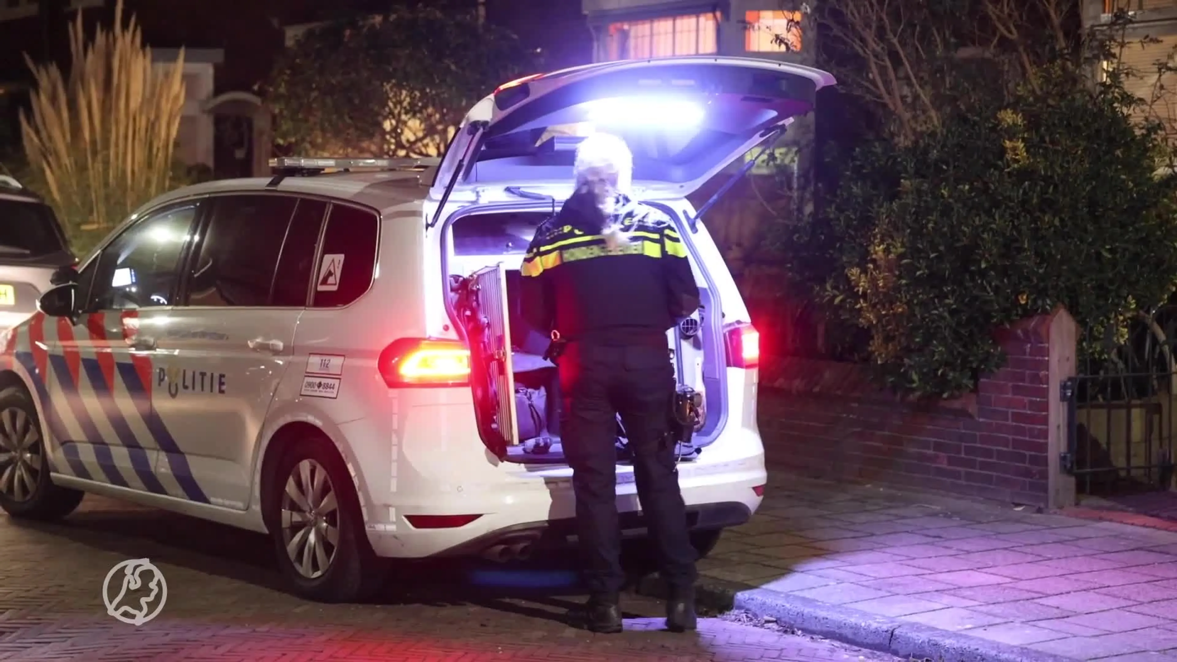Hoogbejaard stel met geweld beroofd, politie zoekt verdachte 'bankmedewerker'