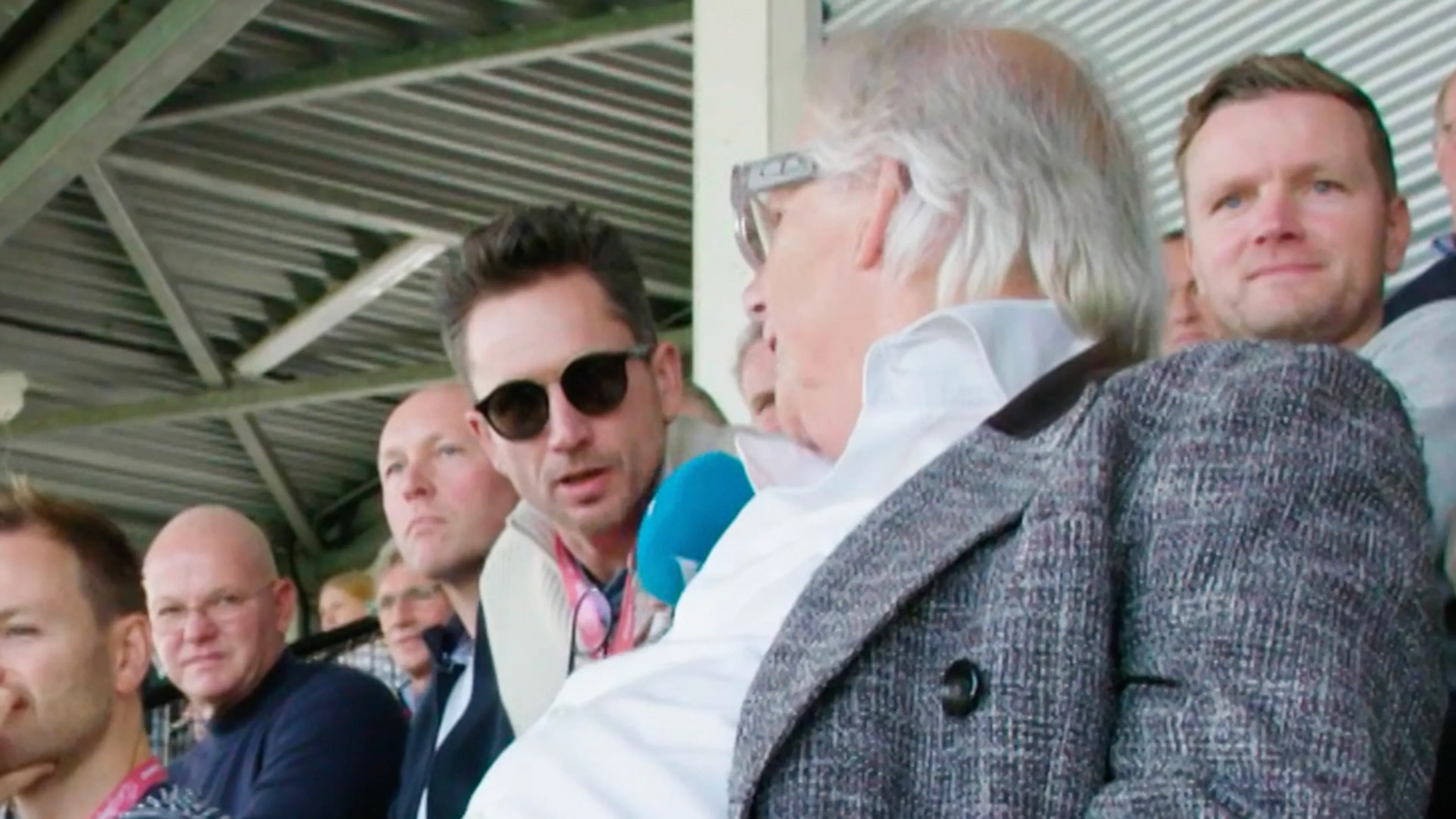 Tom Staal op bezoek bij Emmen-Groningen: 'Als het 0-0 blijft, gaan we naar de hoeren!'