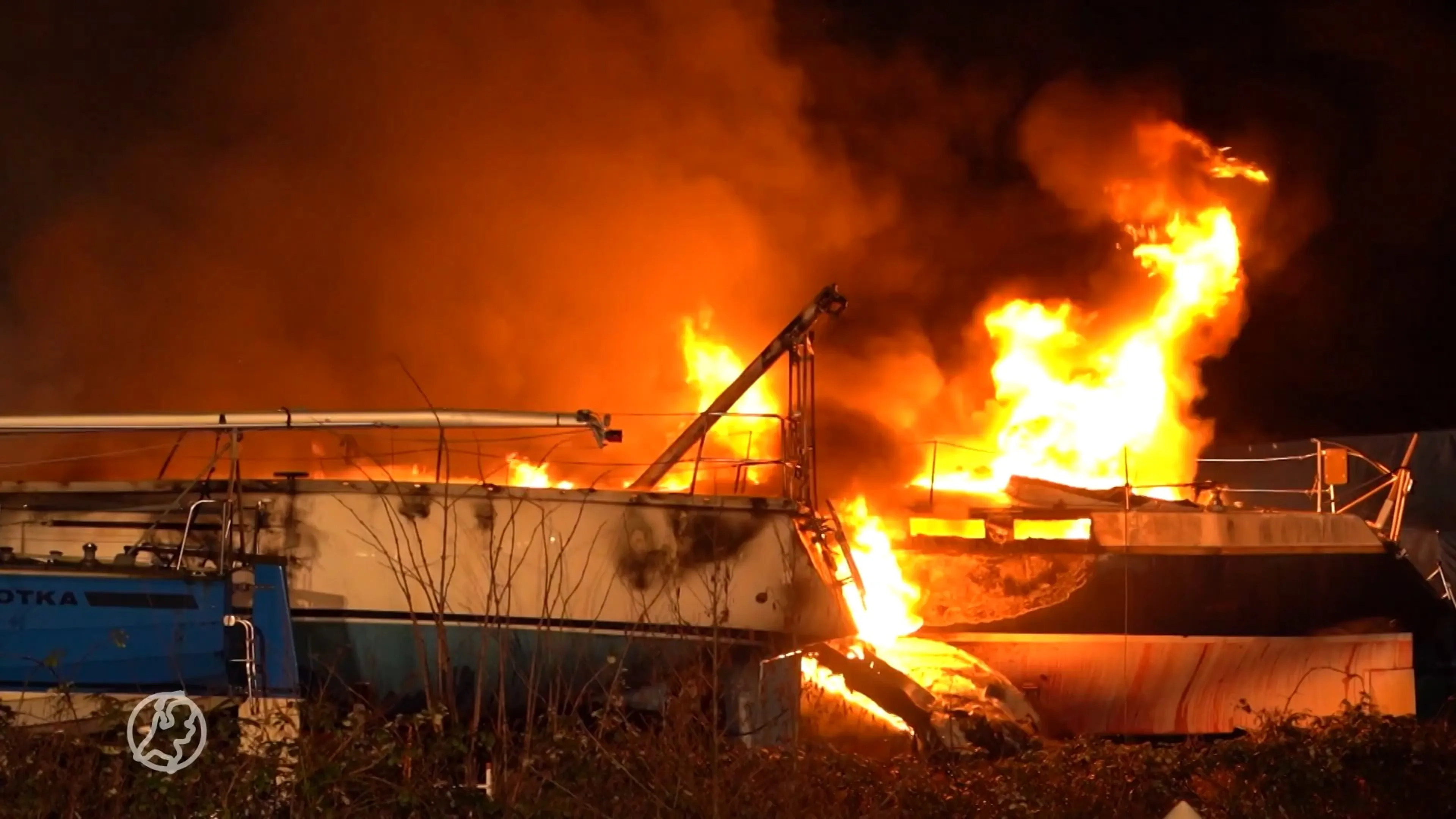 Grote brand op scheepswerf Arnhem: meerdere jachten verwoest