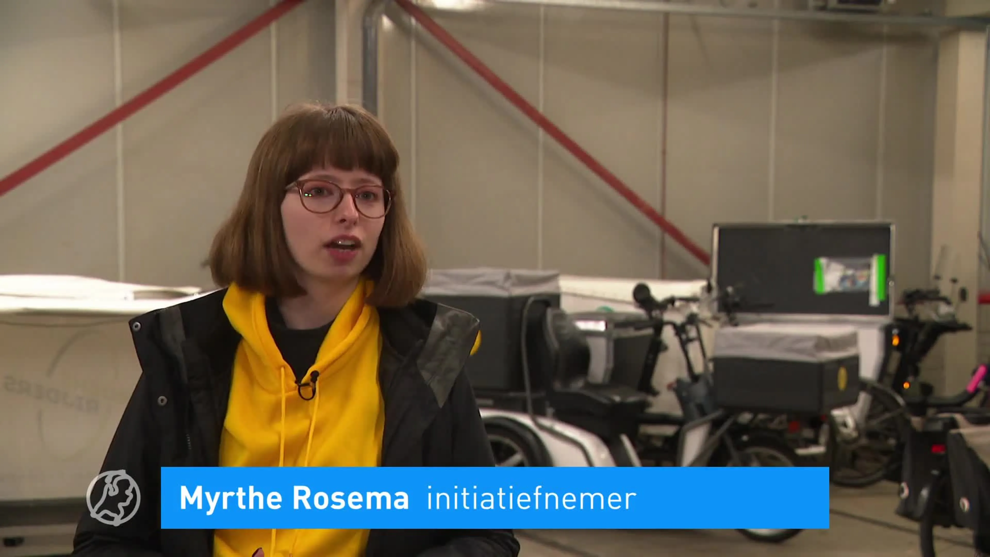 Marc en Jolanda bezorgen pakketjes met de scootmobiel