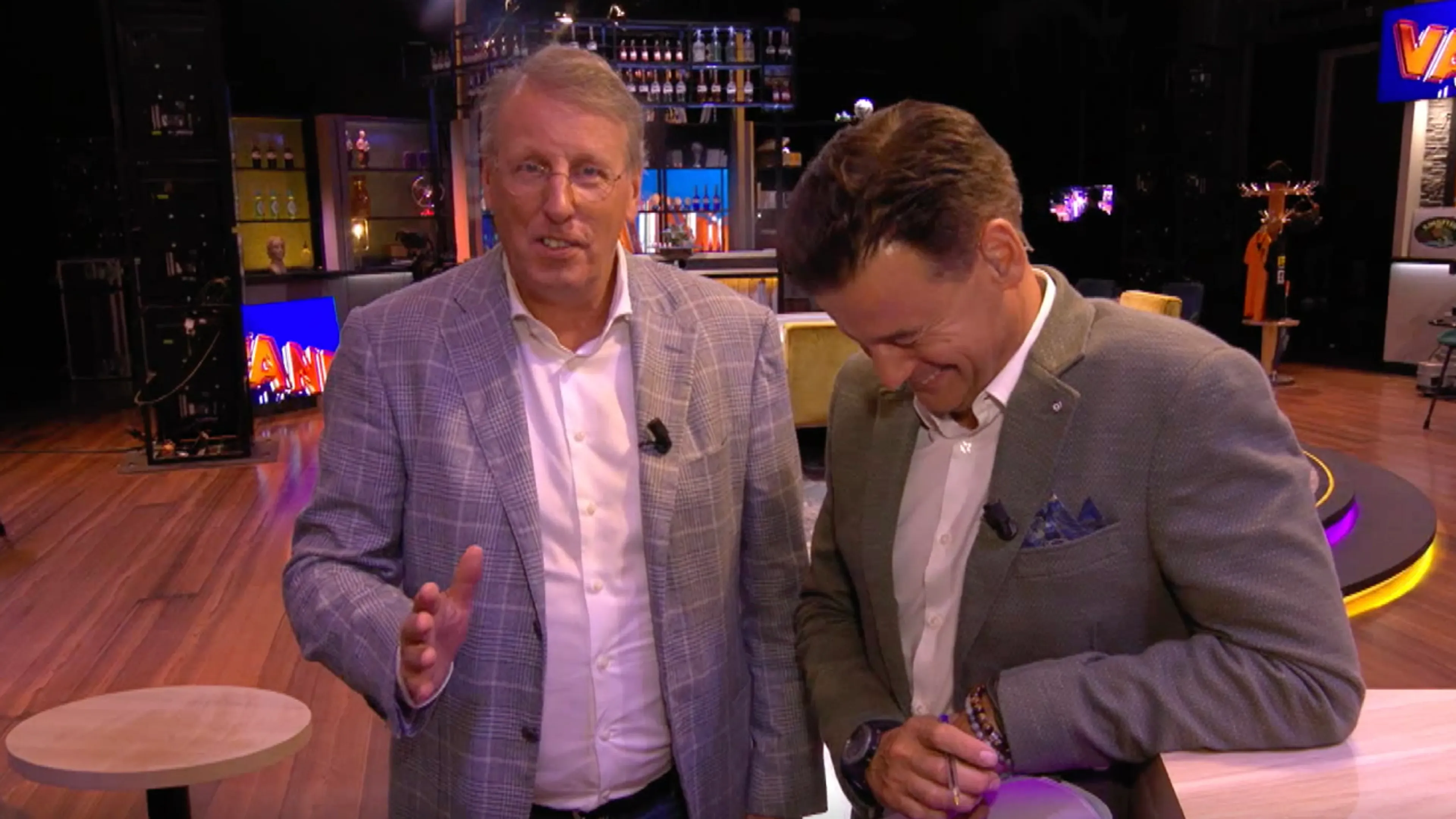 Wilfred neemt Chris Woerts in de maling In de Wandelgangen