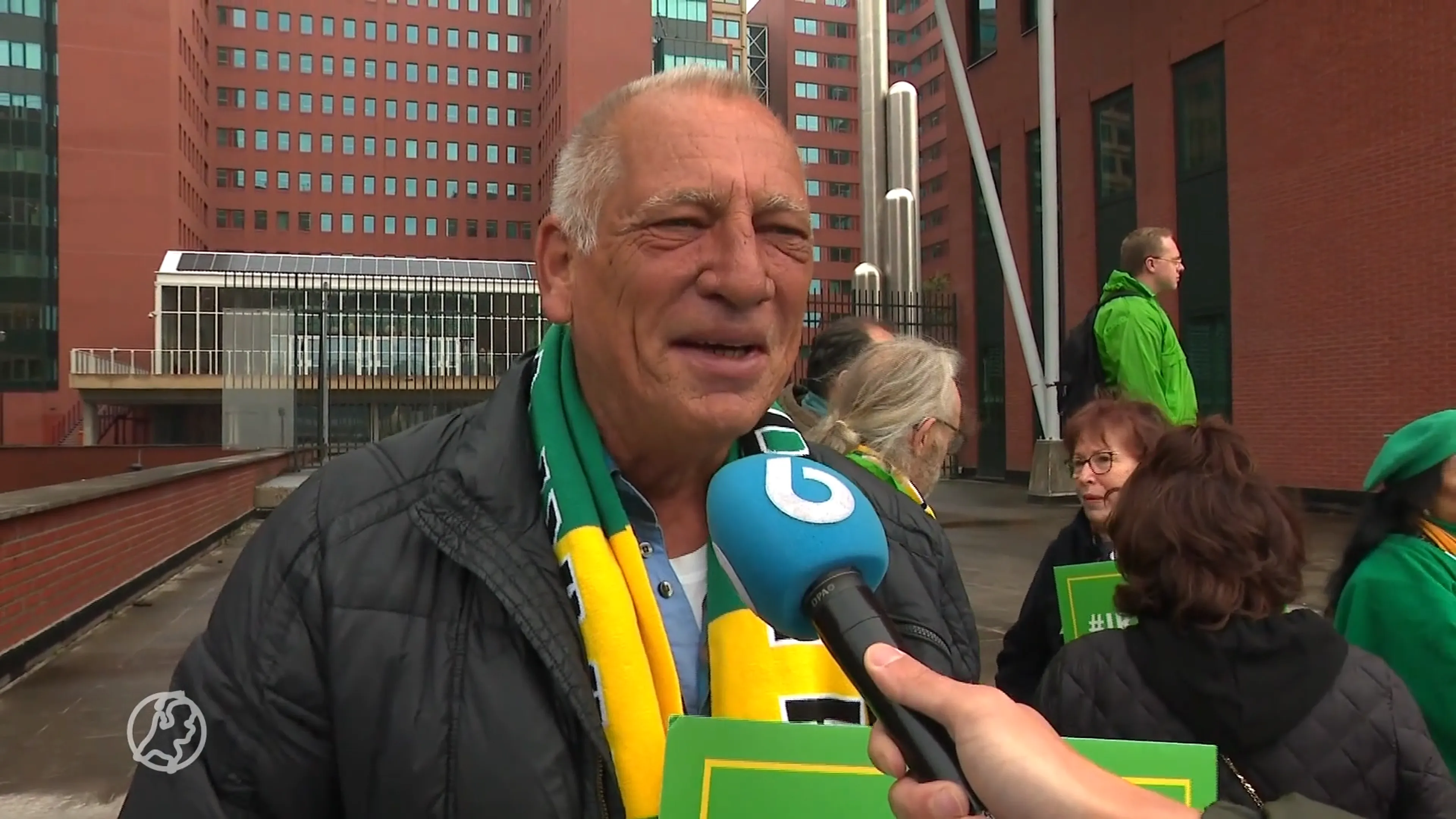 Sympathisanten bij rechtbank Rotterdam voor uitspraak zaak-De Mos: 'Vertrouwen in goede afloop'