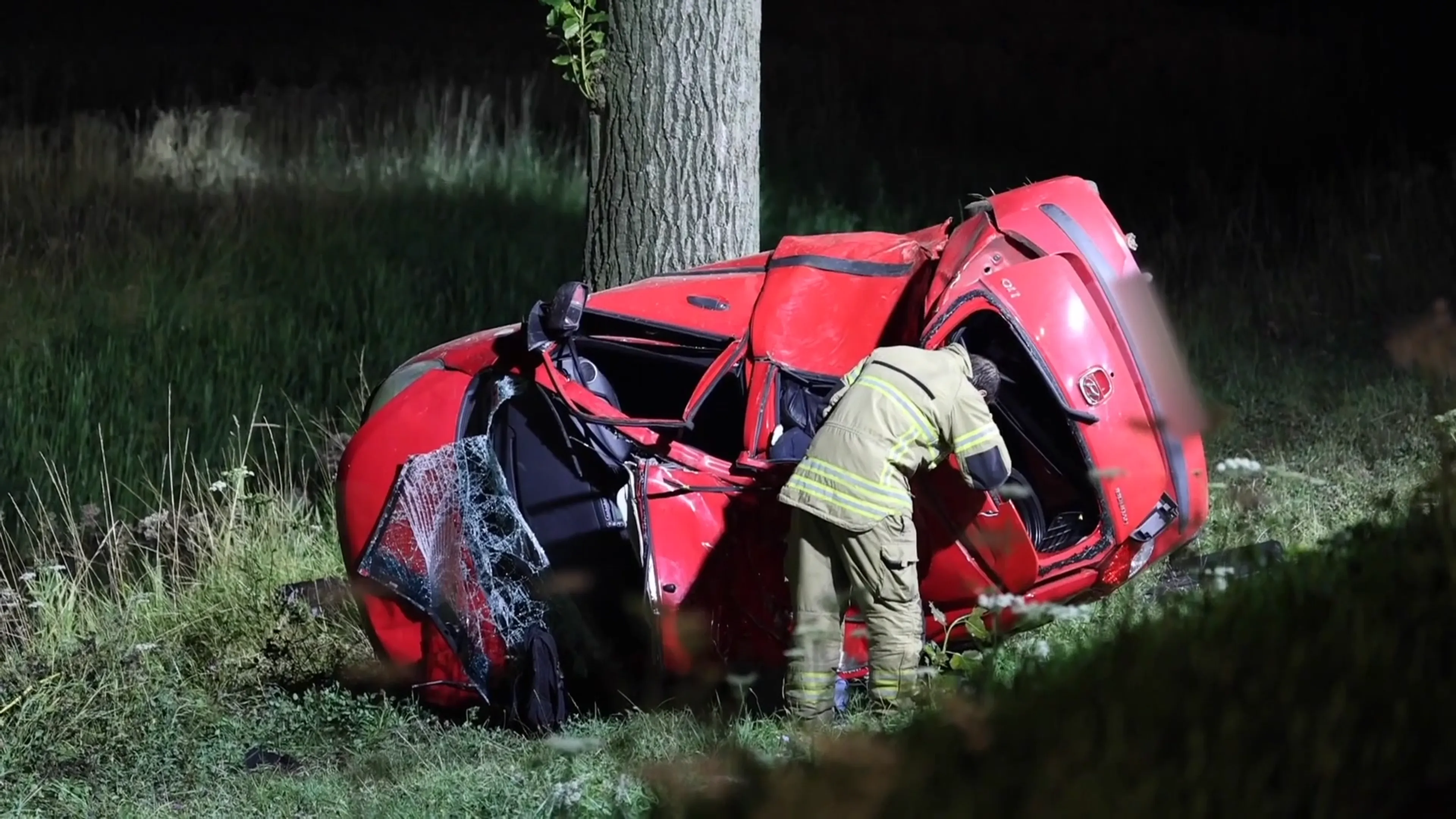 Auto raakt van de weg en crasht tegen boom in Dordrecht, man (23) komt om
