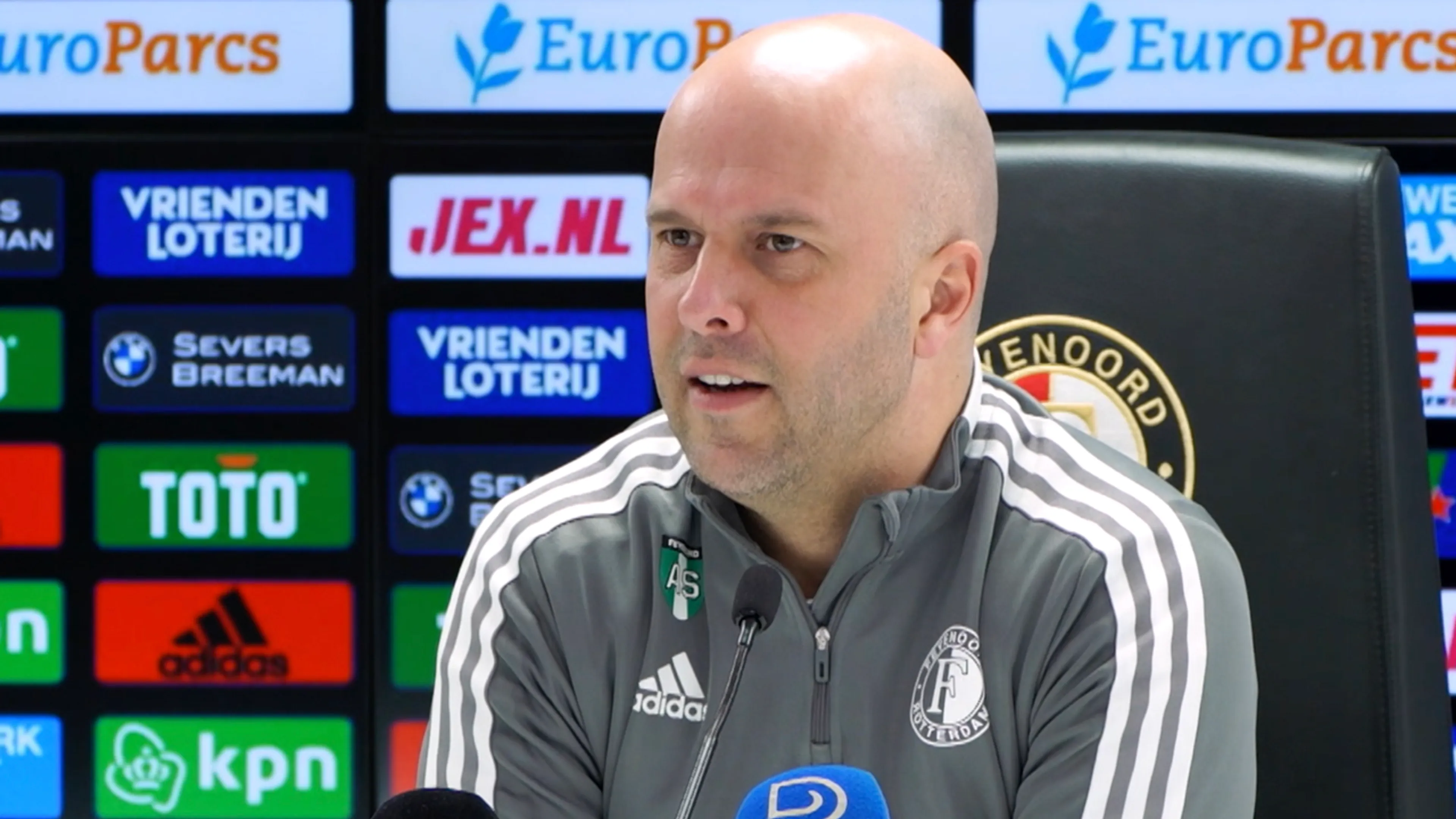 Arne Slot reageert op Overmars-nieuws: ‘Dat is wel even schrikken’