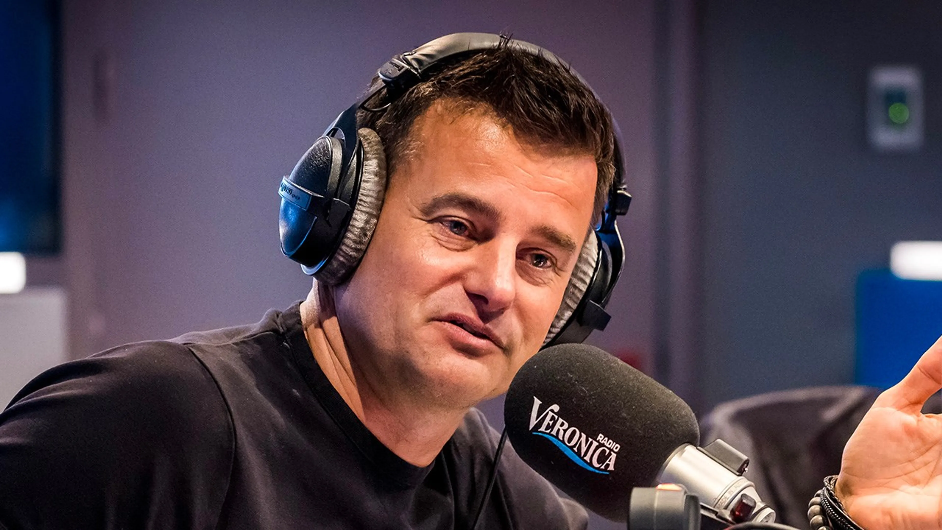 Wilfred vraagt zich af: 'Speelt deze presentator een parodie?...