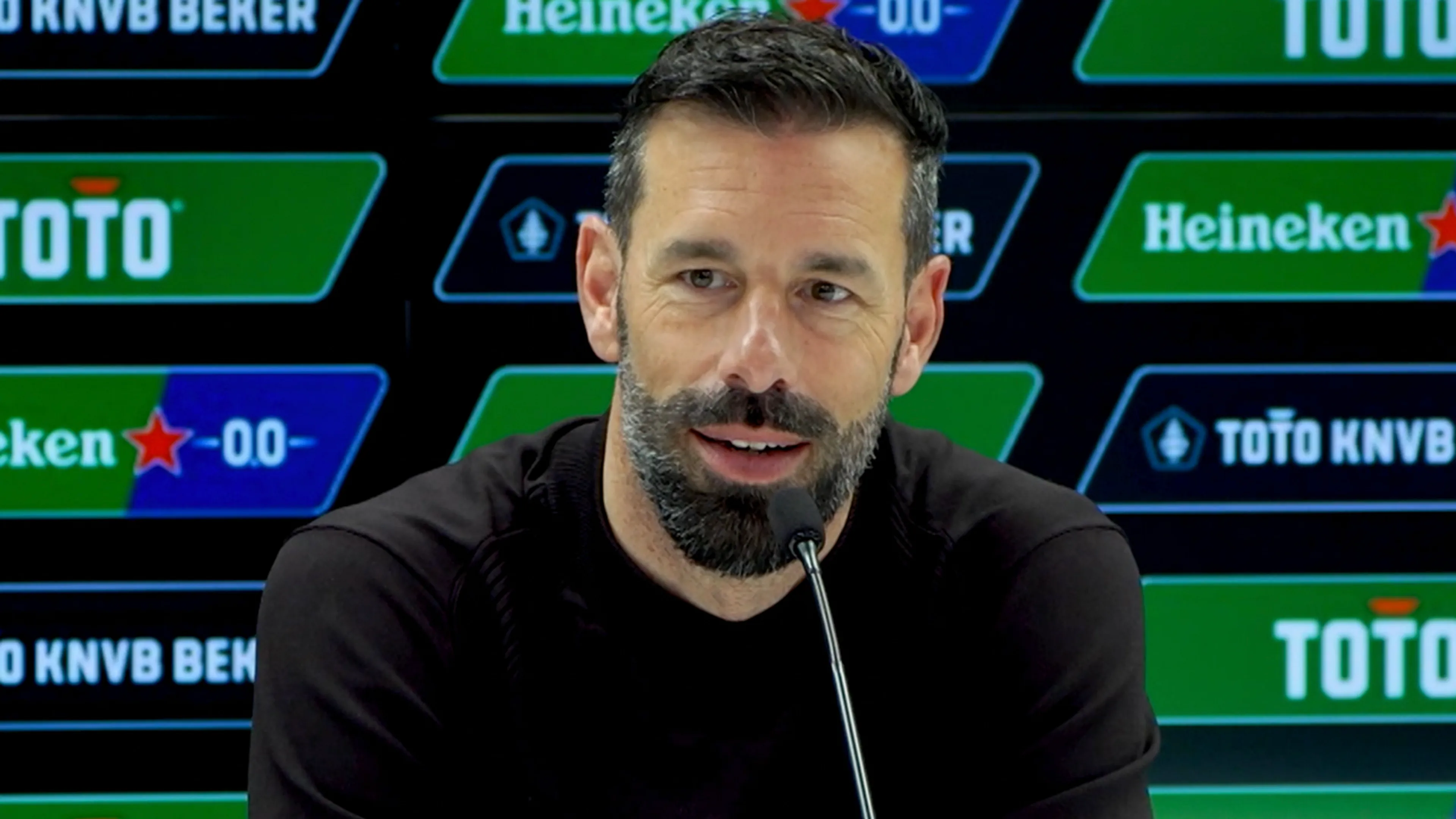 Van Nistelrooij blij voor doelman Drommel: 'Nu is hij de held!'