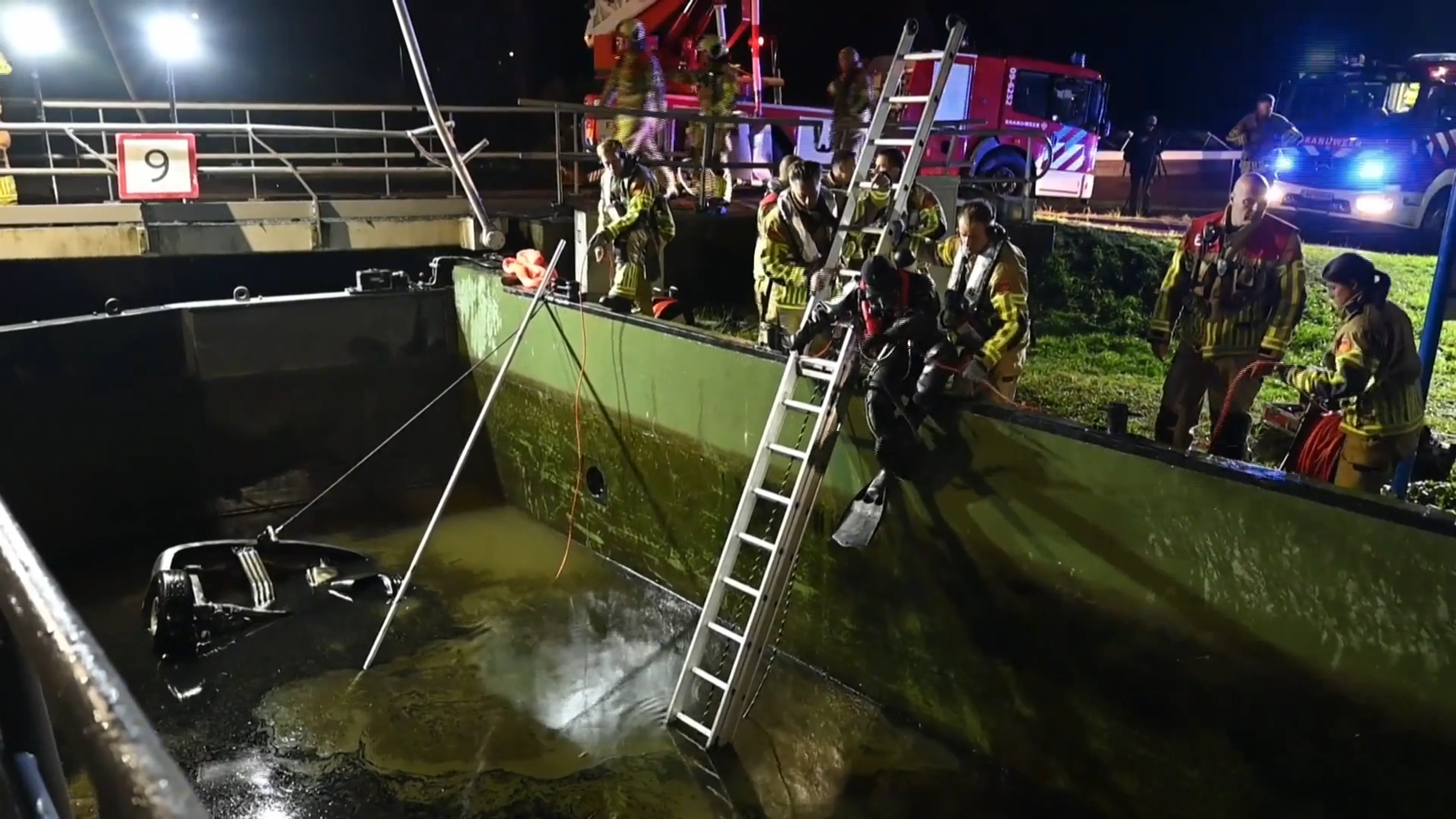 Auto belandt op zijn kop in sluis, inzittende overleden