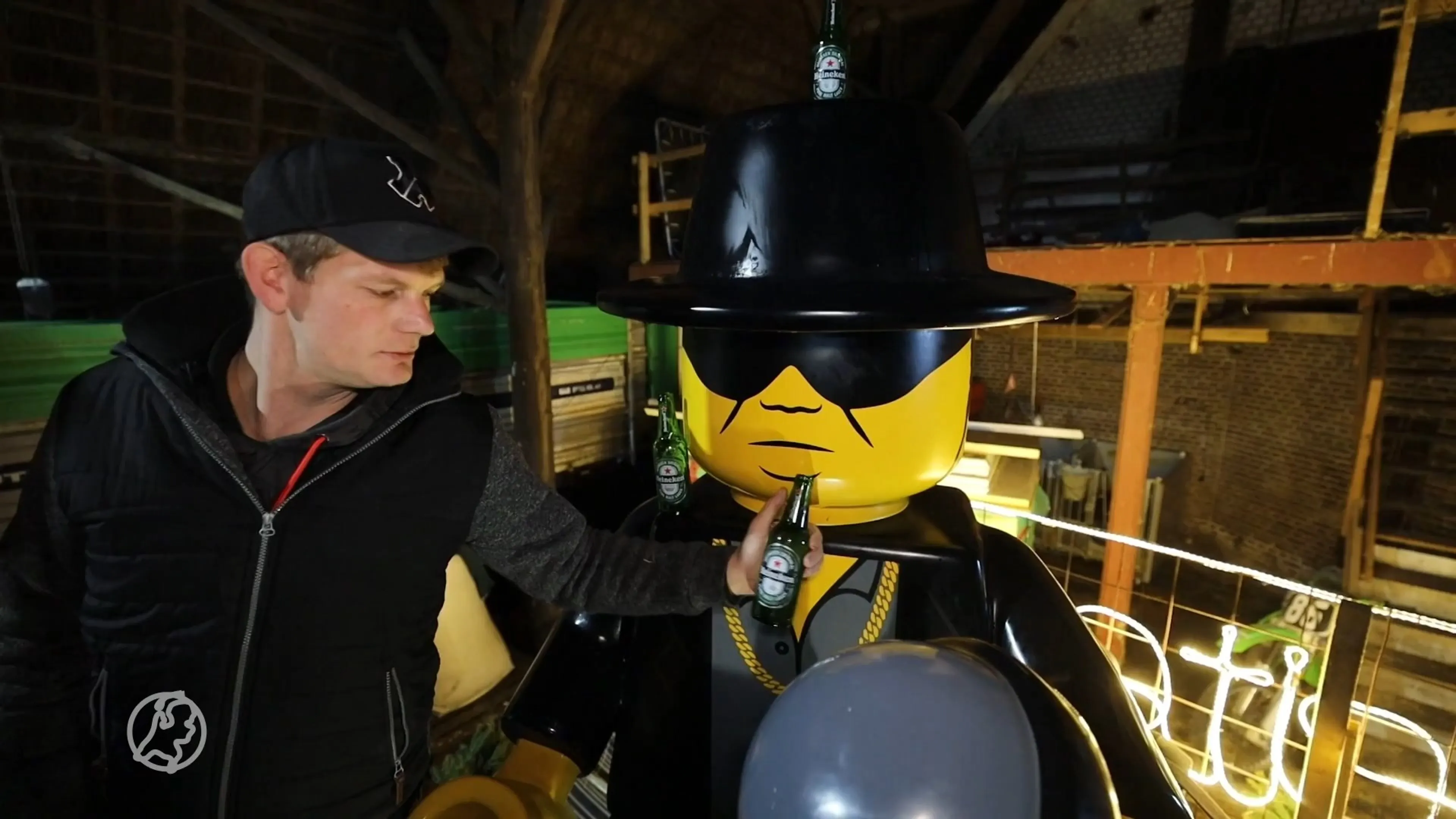 Ontvoerd Legobeeld Hazes duikt op in Friese Oldeberkoop, blijkt stunt oudejaarsvereniging