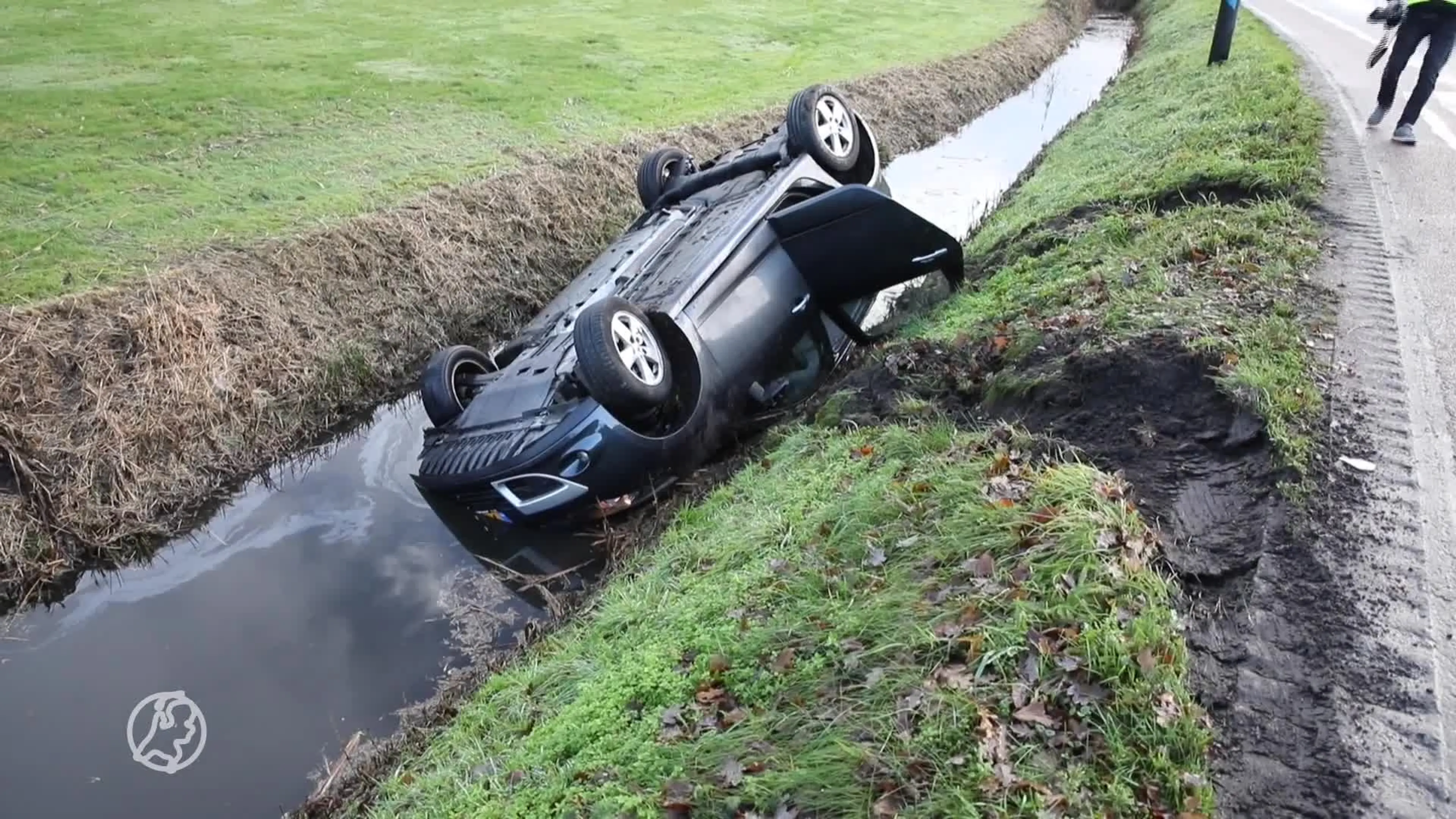 Helden weten kinderen maar net uit ijskoud water te redden na zwaar ongeluk